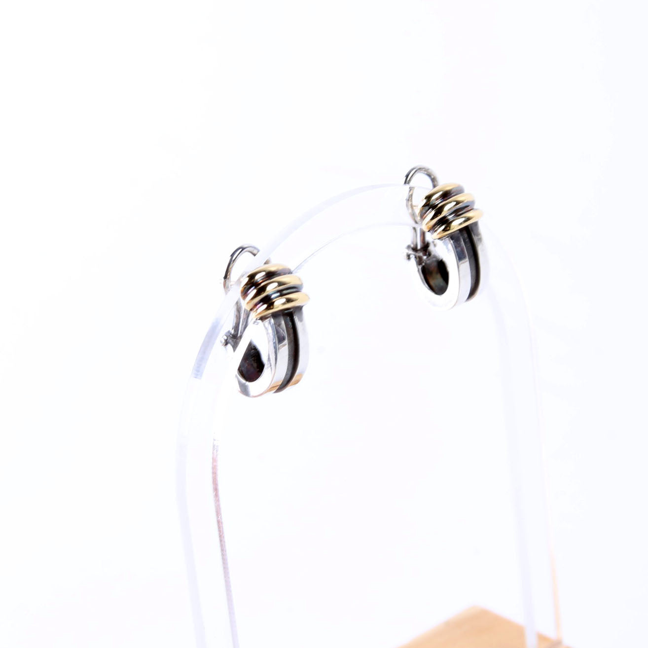 Earrings: Atlas Grooved Omega Huggies 925/750