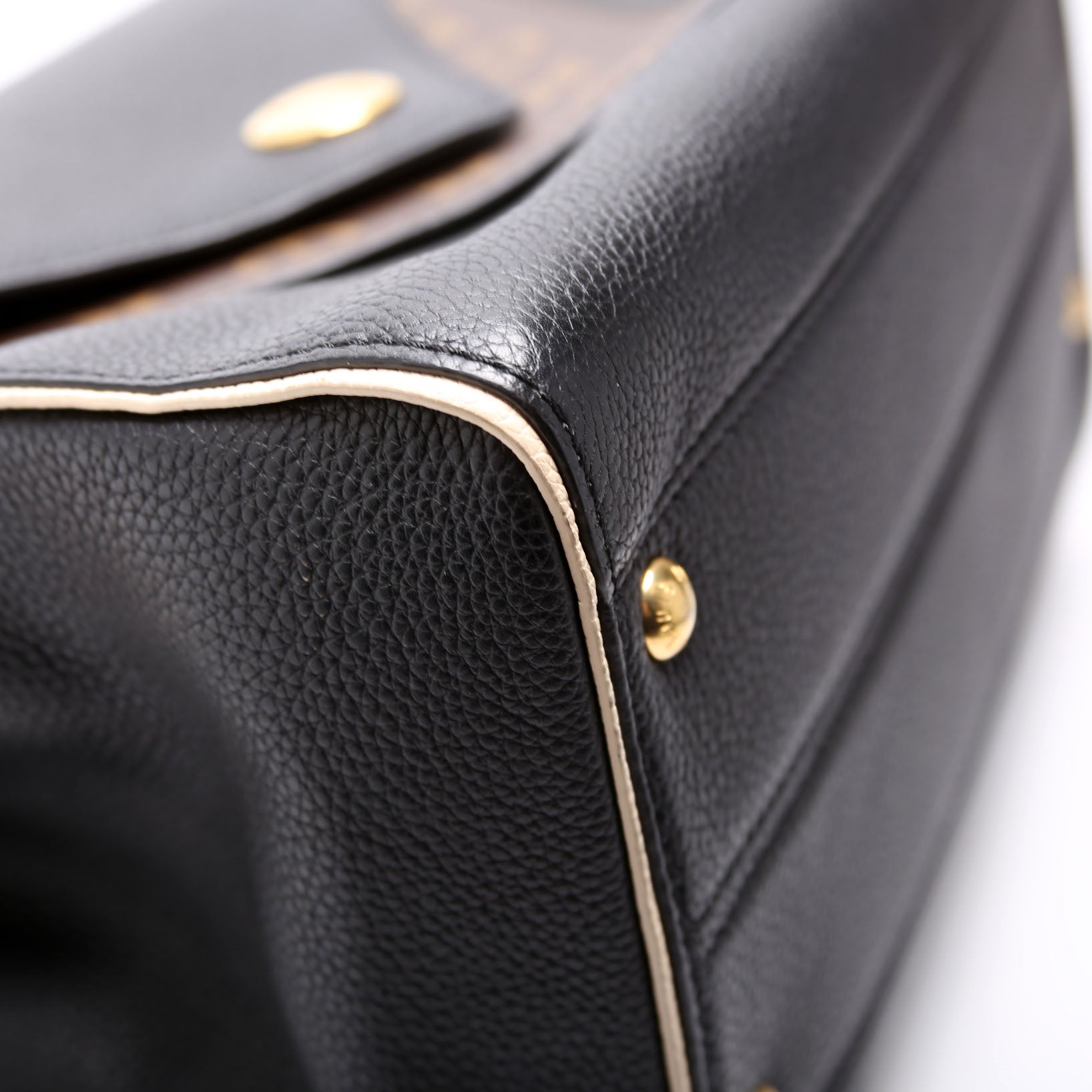 Double V Leather Black
