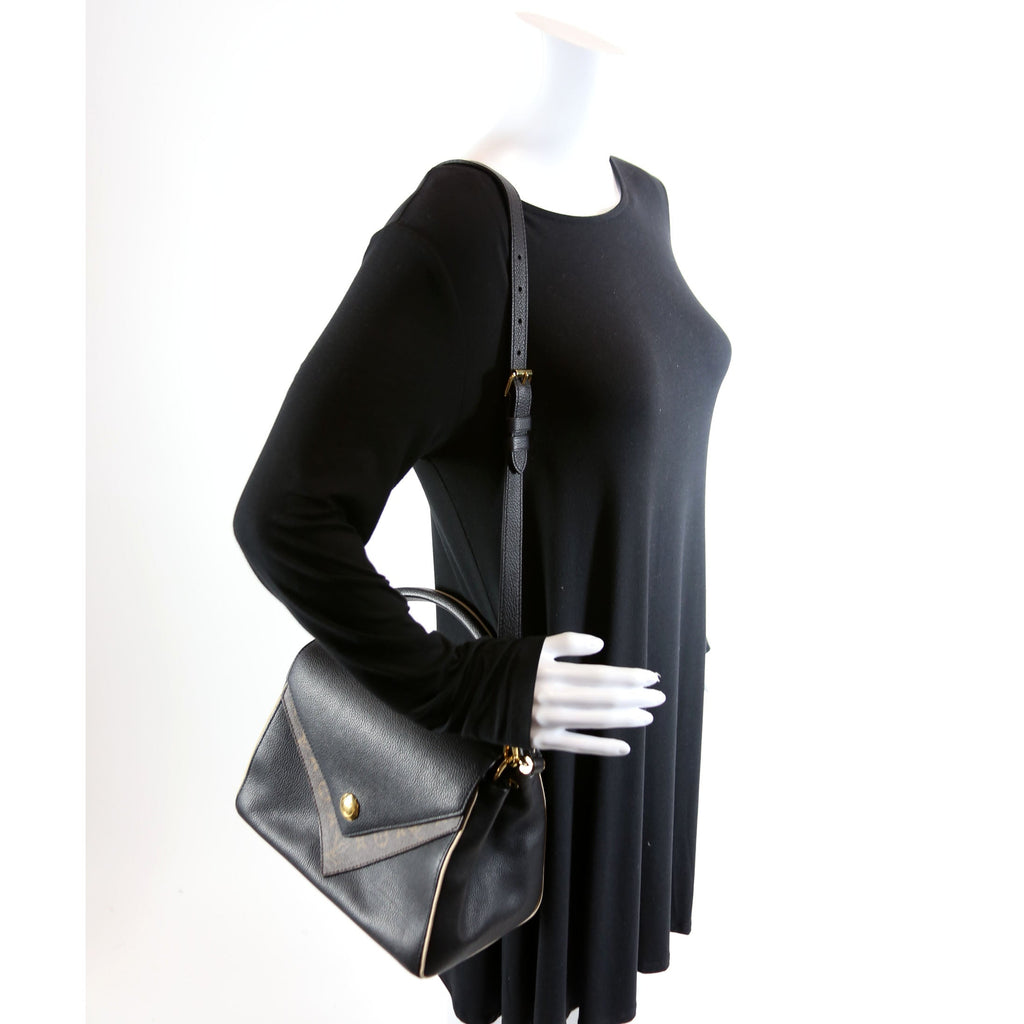 Double V Leather Black