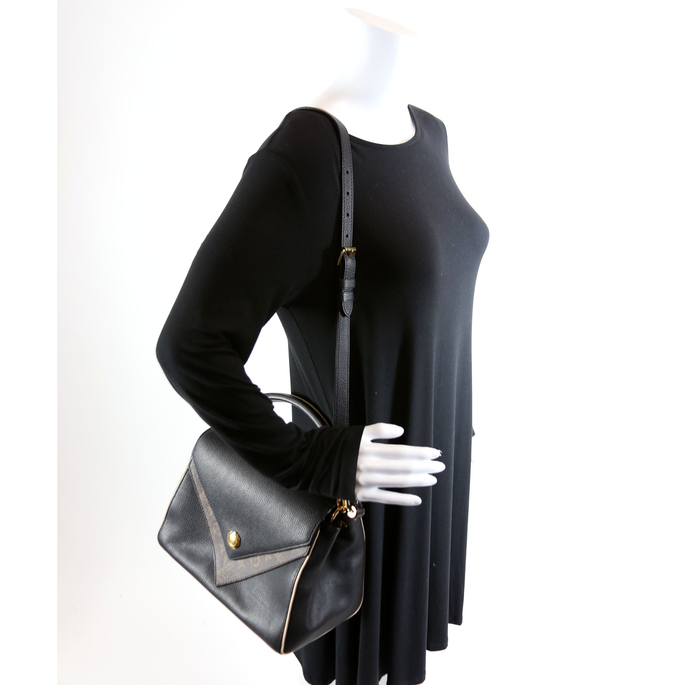 Double V Leather Black