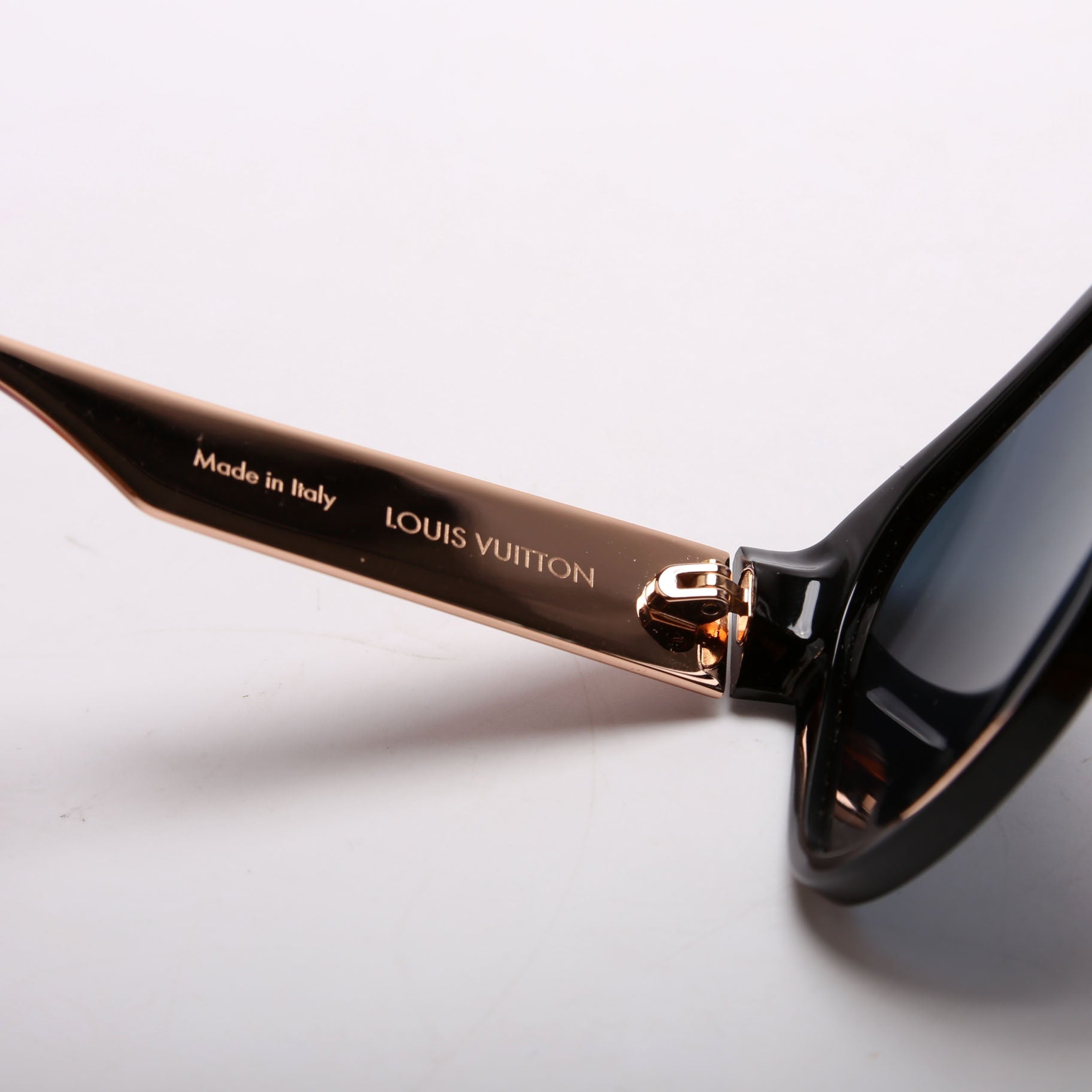 Z0870W LV Epi Cameleon Black and Pink