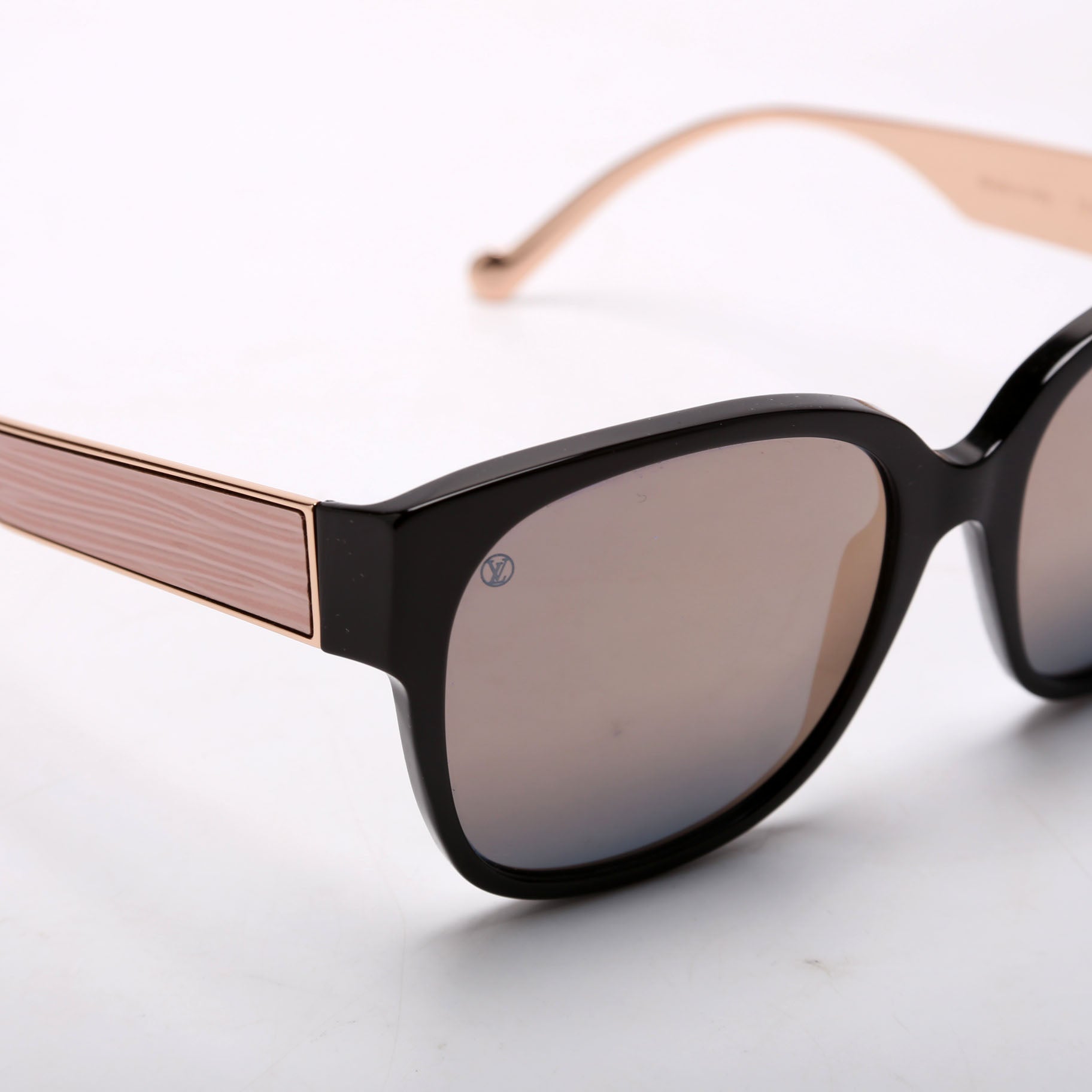 Z0870W LV Epi Cameleon Black and Pink