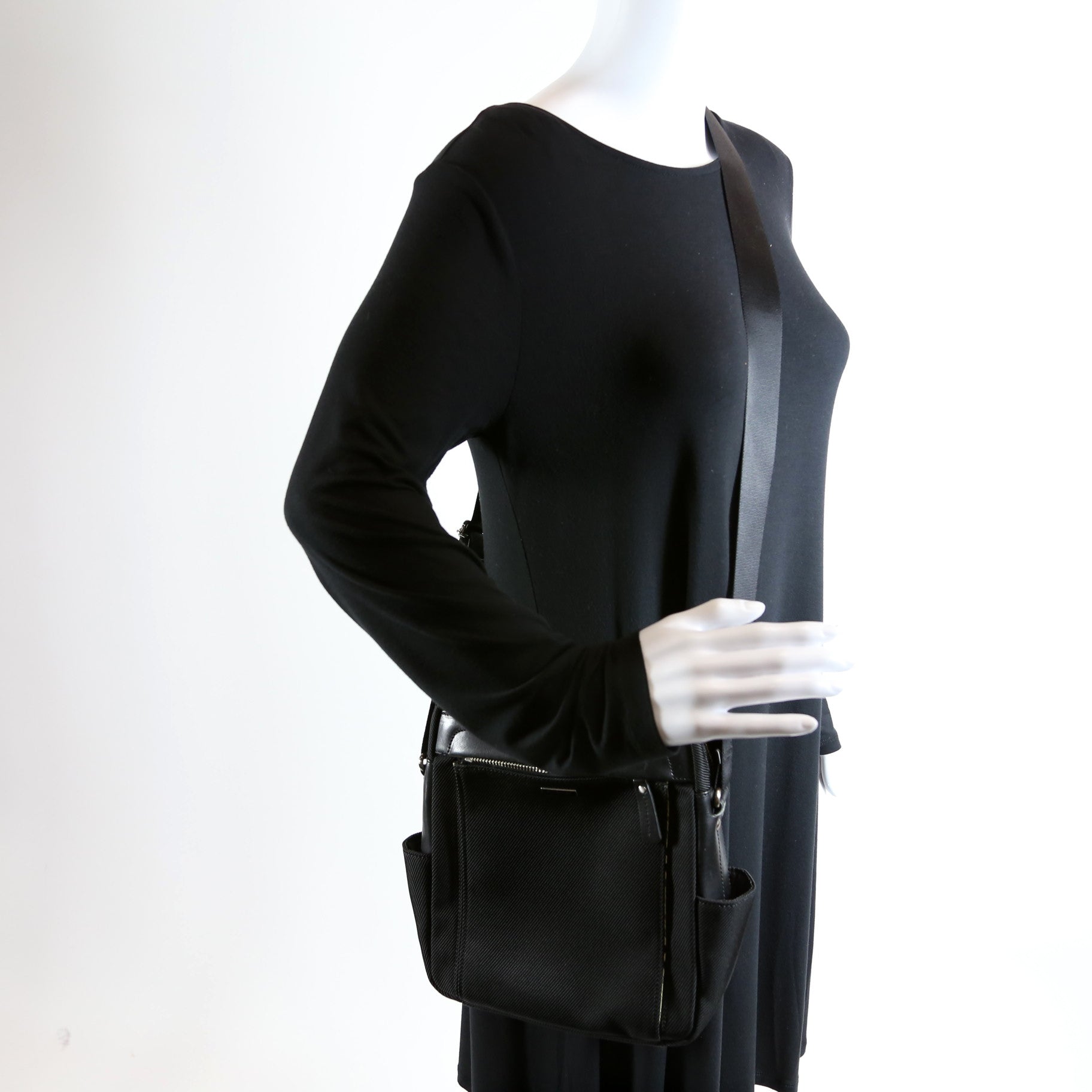 Nylon Travel Vertical Messenger Bag Black