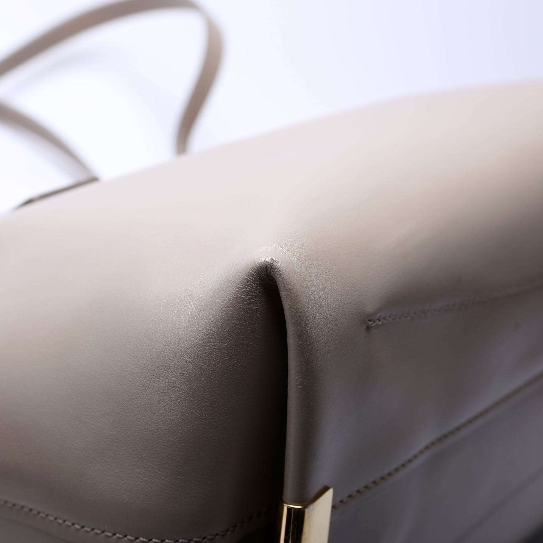 C Zipped Shopping Medium Leather Tote