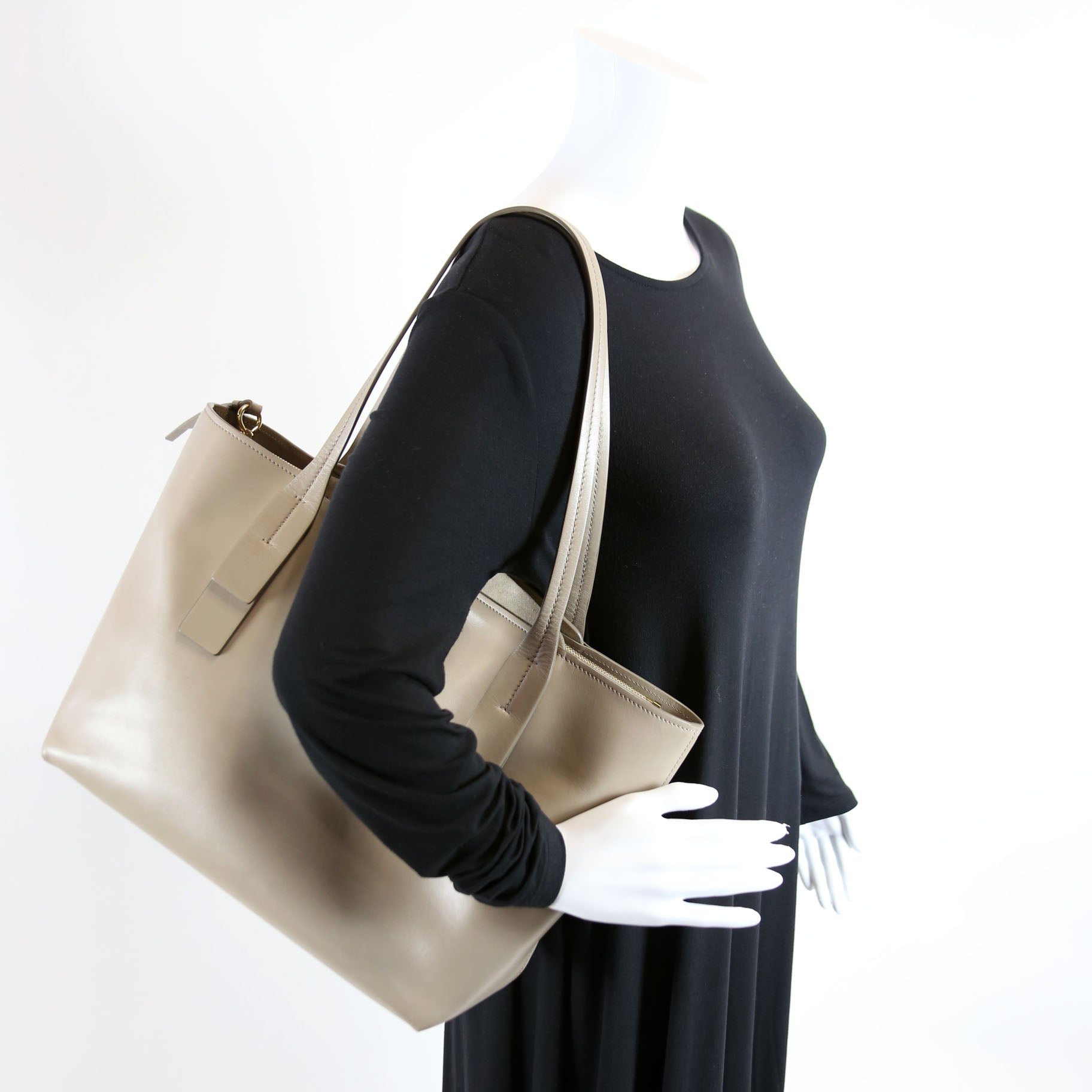 C Zipped Shopping Medium Leather Tote