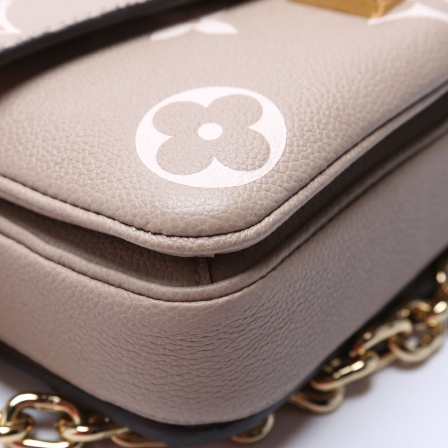 Pochette Metis East West Bicolor Empreinte Taupe