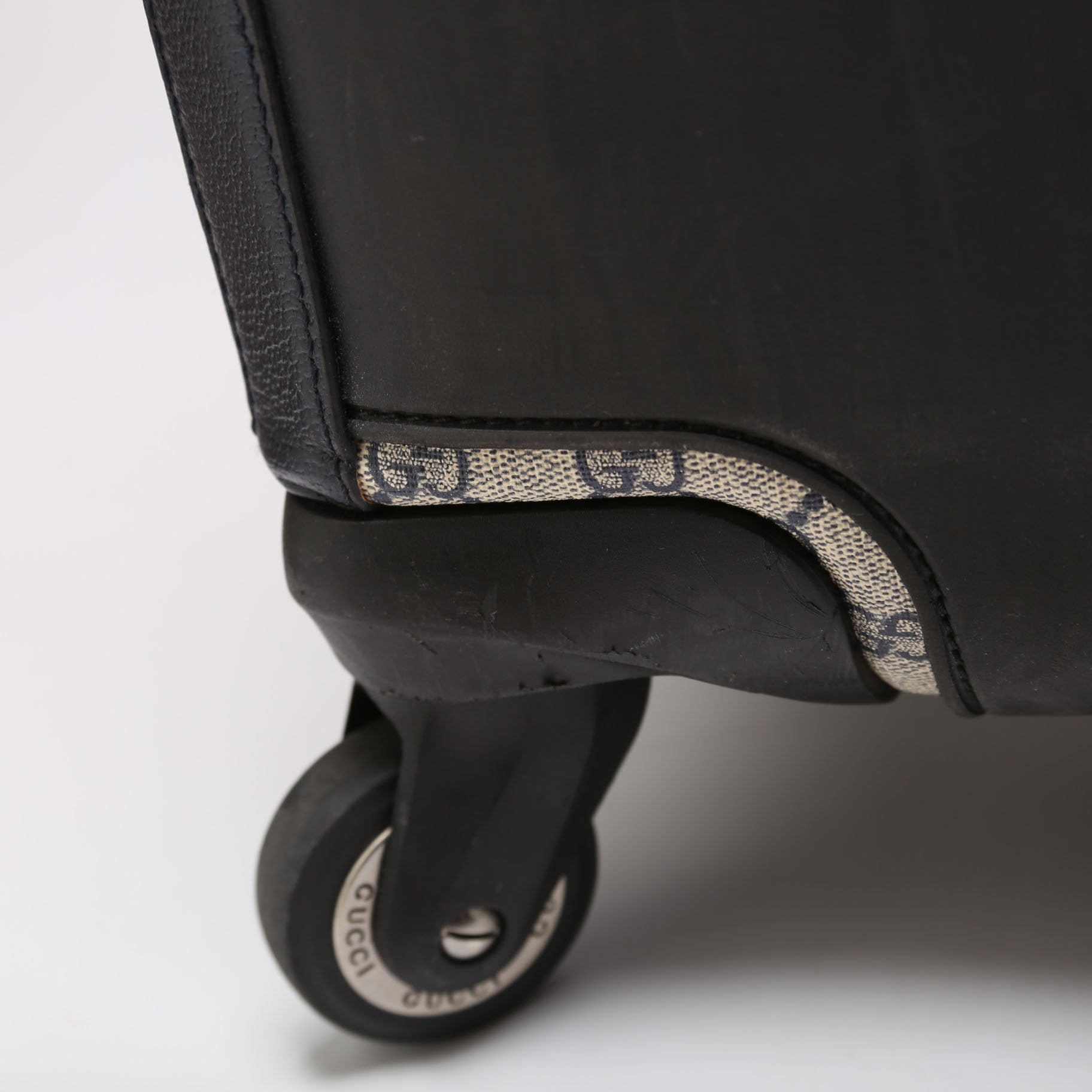 Gucci 693574 GG Supreme Large Savoy Trolley