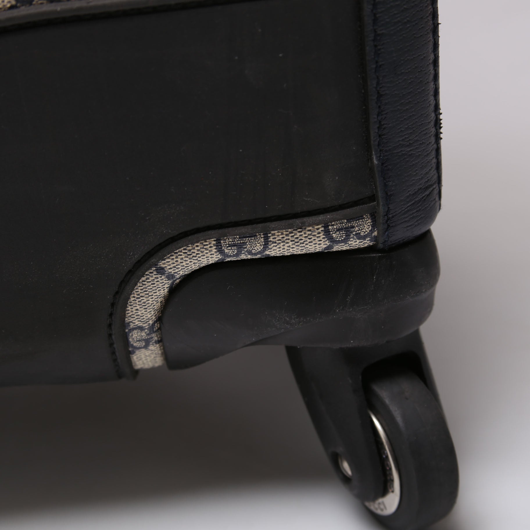 Gucci 693574 GG Supreme Large Savoy Trolley