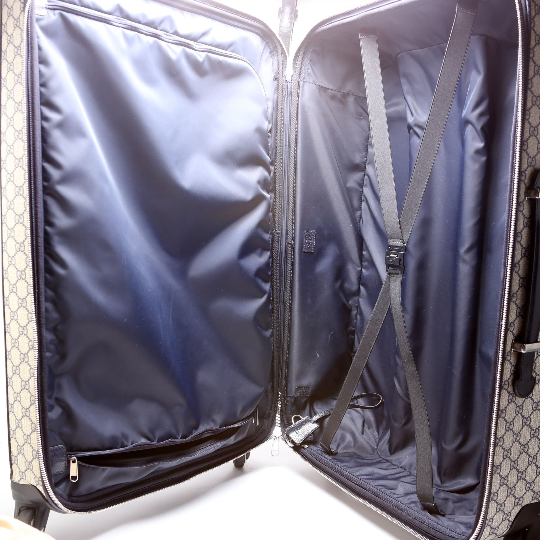 Gucci 693574 GG Supreme Large Savoy Trolley