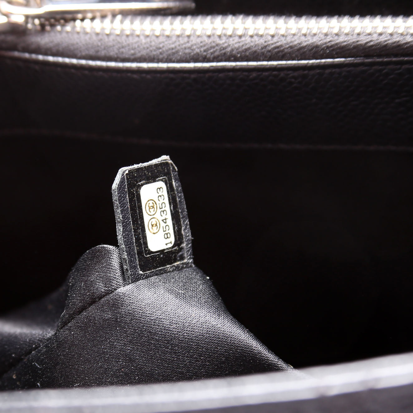 Grand Shopping Tote Caviar Black