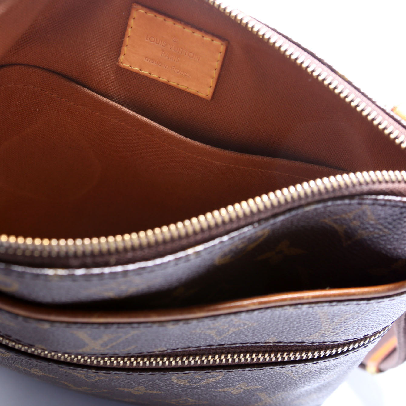 Pochette Valmy Monogram