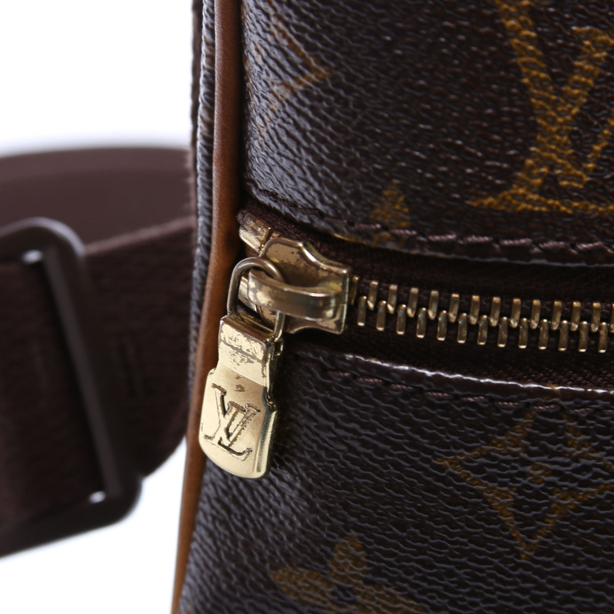 Pochette Valmy Monogram
