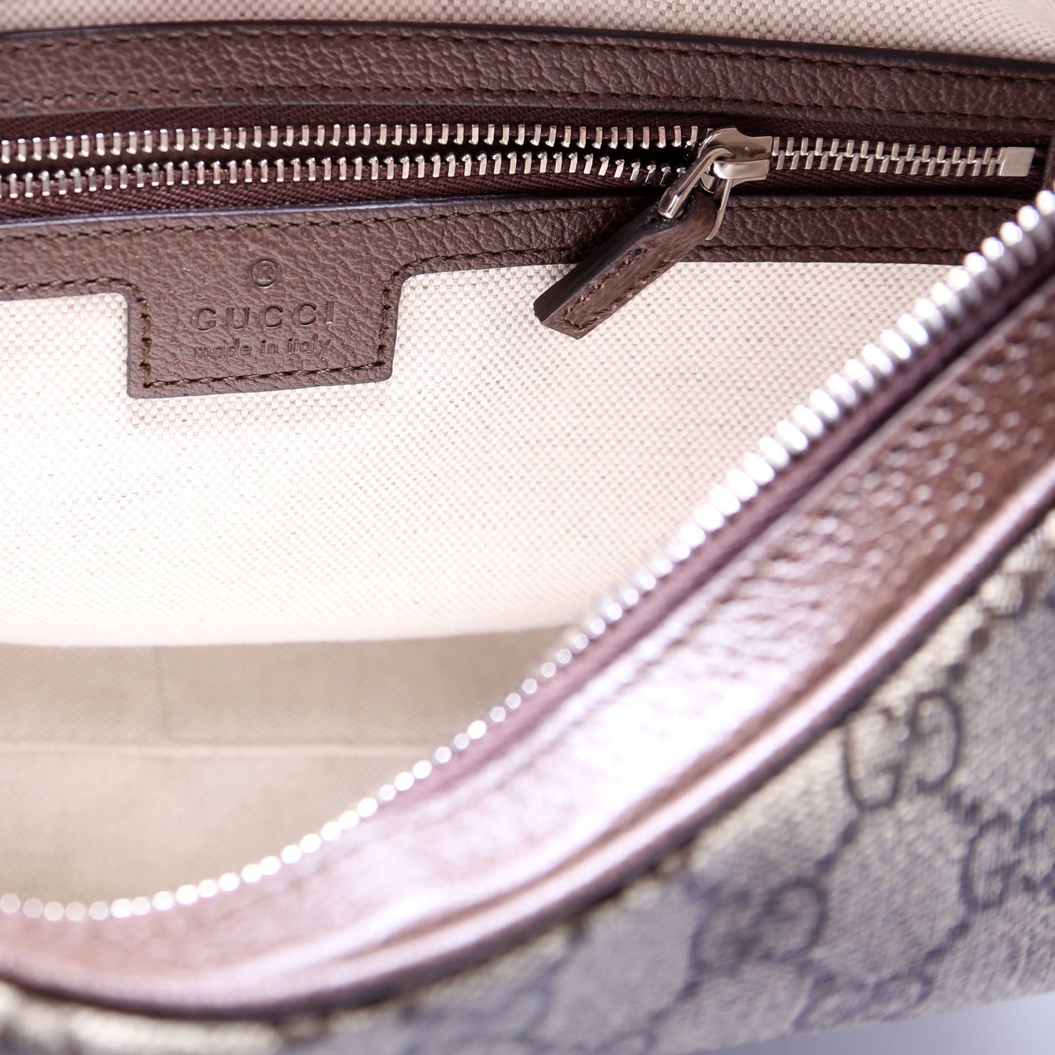 702823 Attache GG Supreme Shoulder Bag Medium