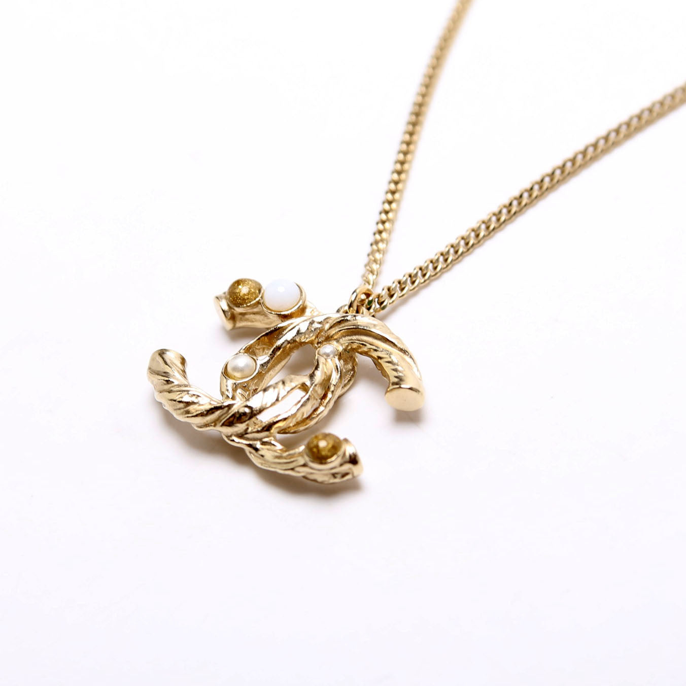 CC Pendant Pearl/Braided Chain Gold