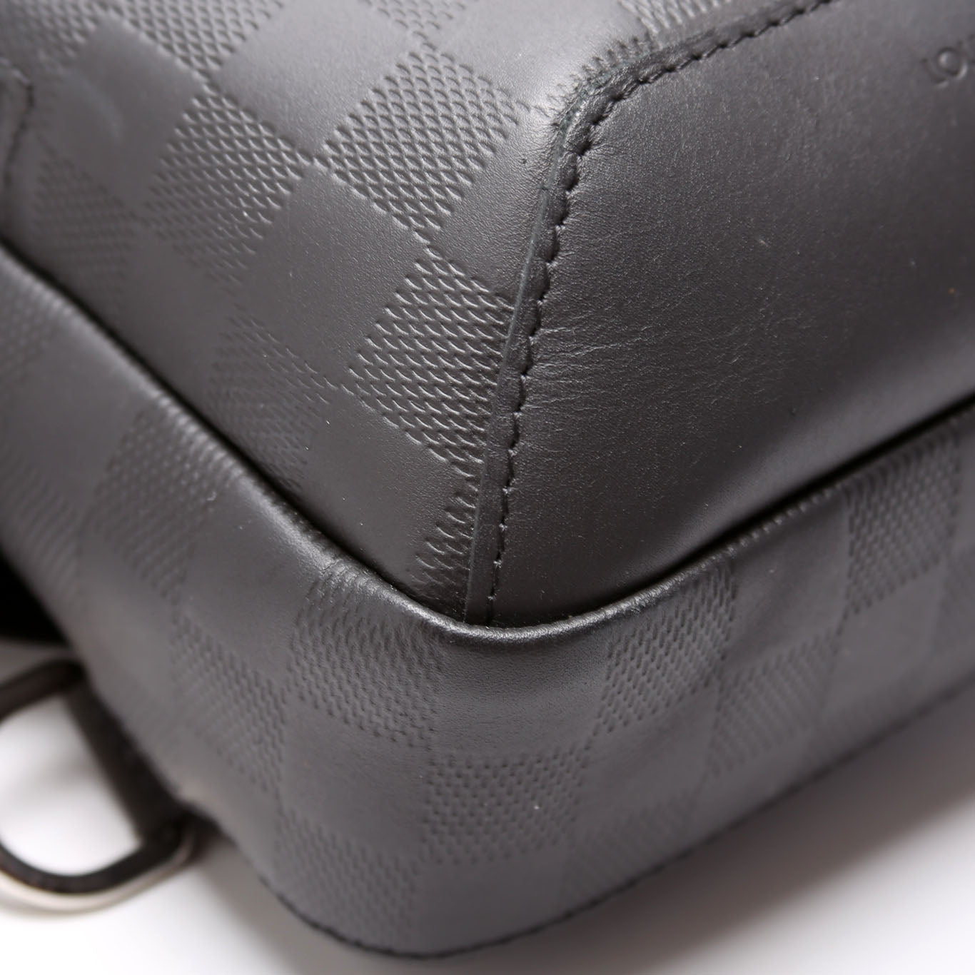 Avenue Sling Bag Infini Leather Black