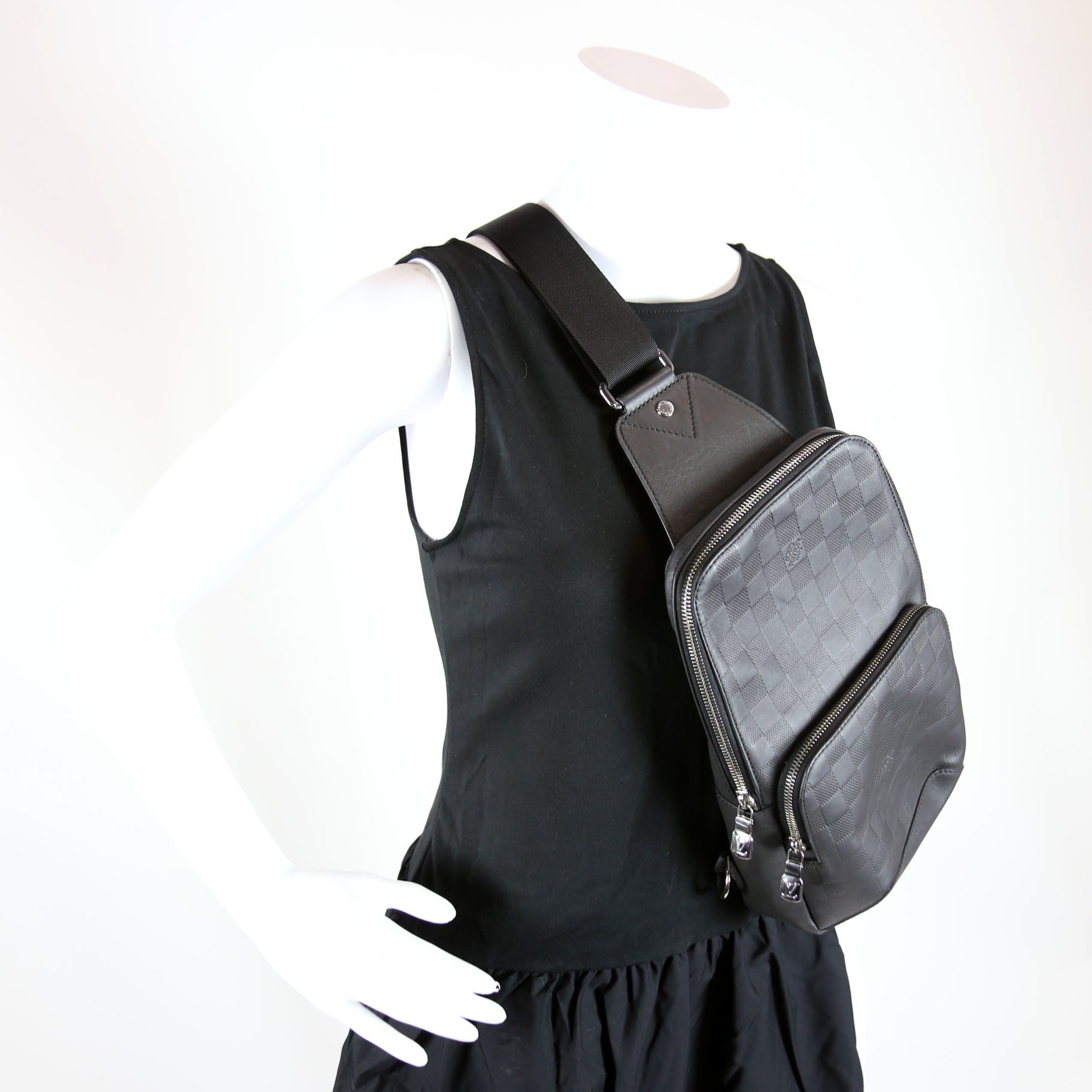Avenue Sling Bag Infini Leather Black