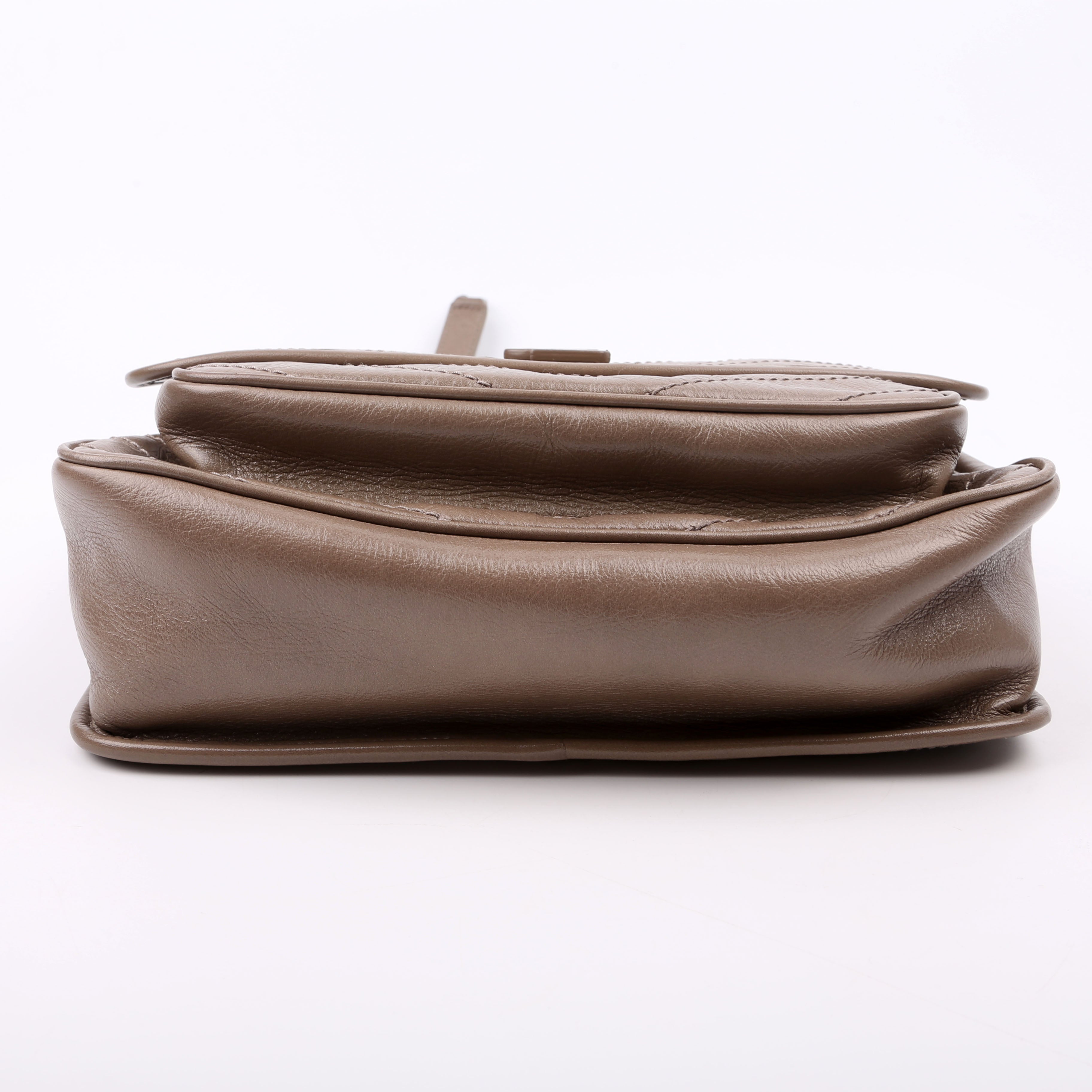 Niki medium Crinkle Leather Taupe