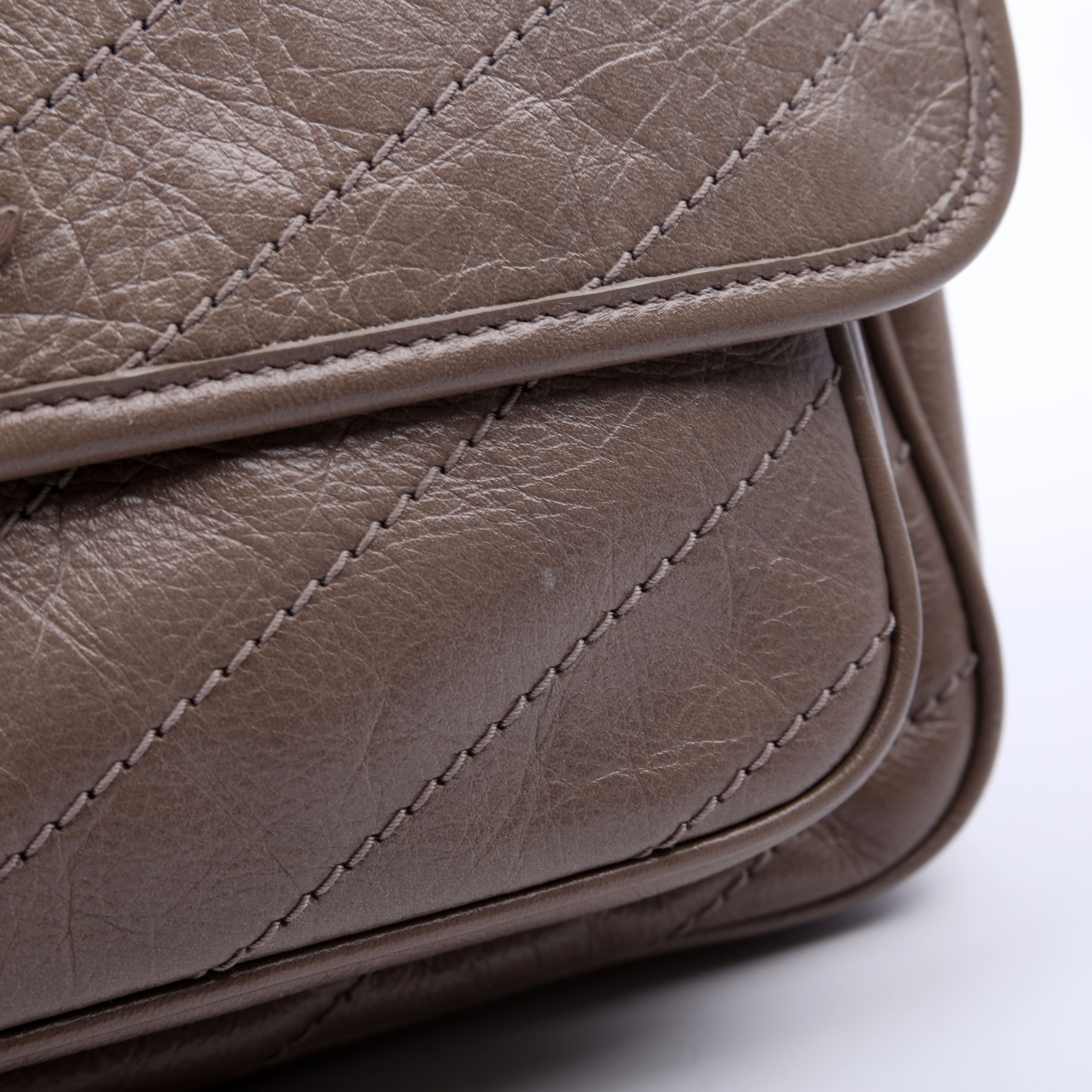 Niki medium Crinkle Leather Taupe