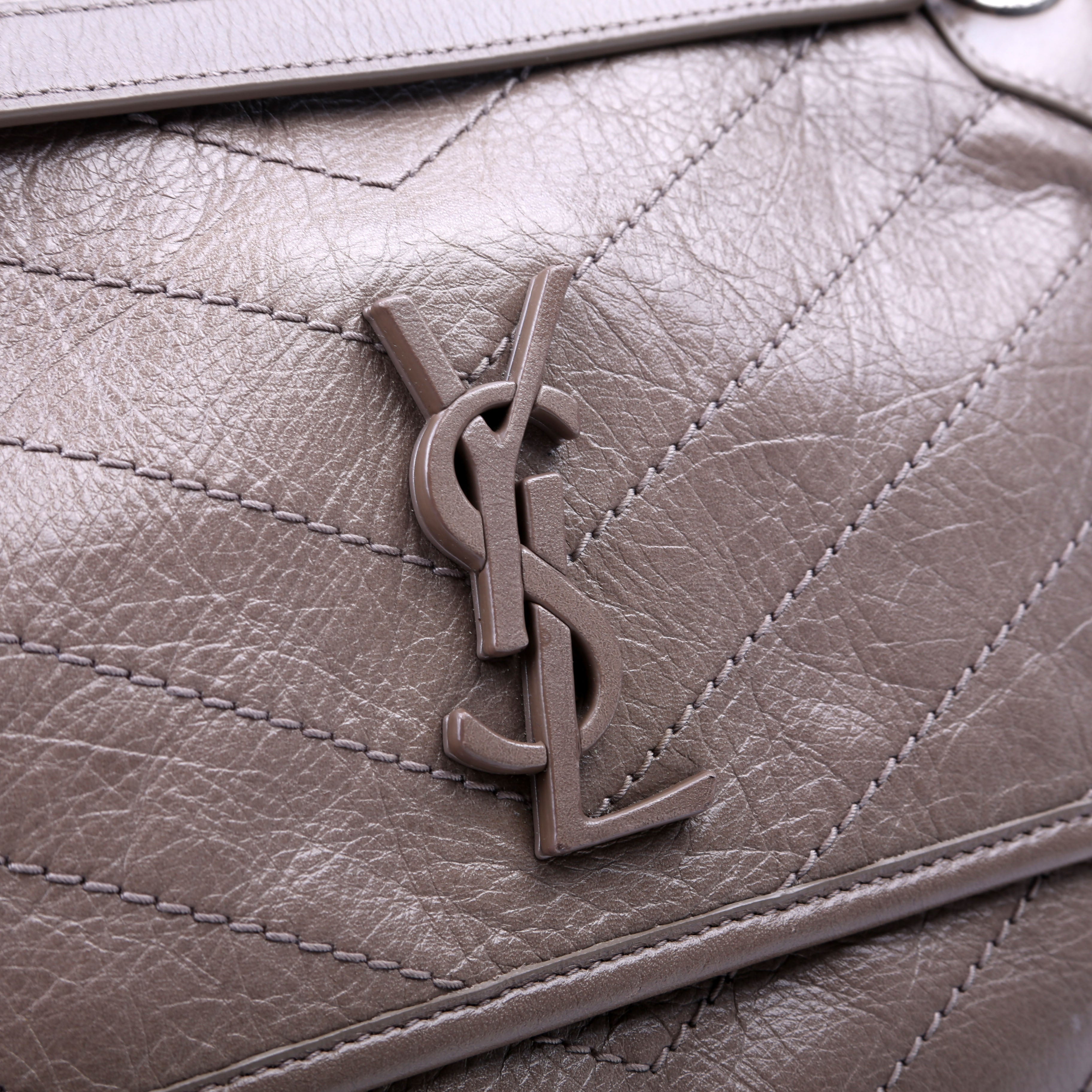 Niki medium Crinkle Leather Taupe