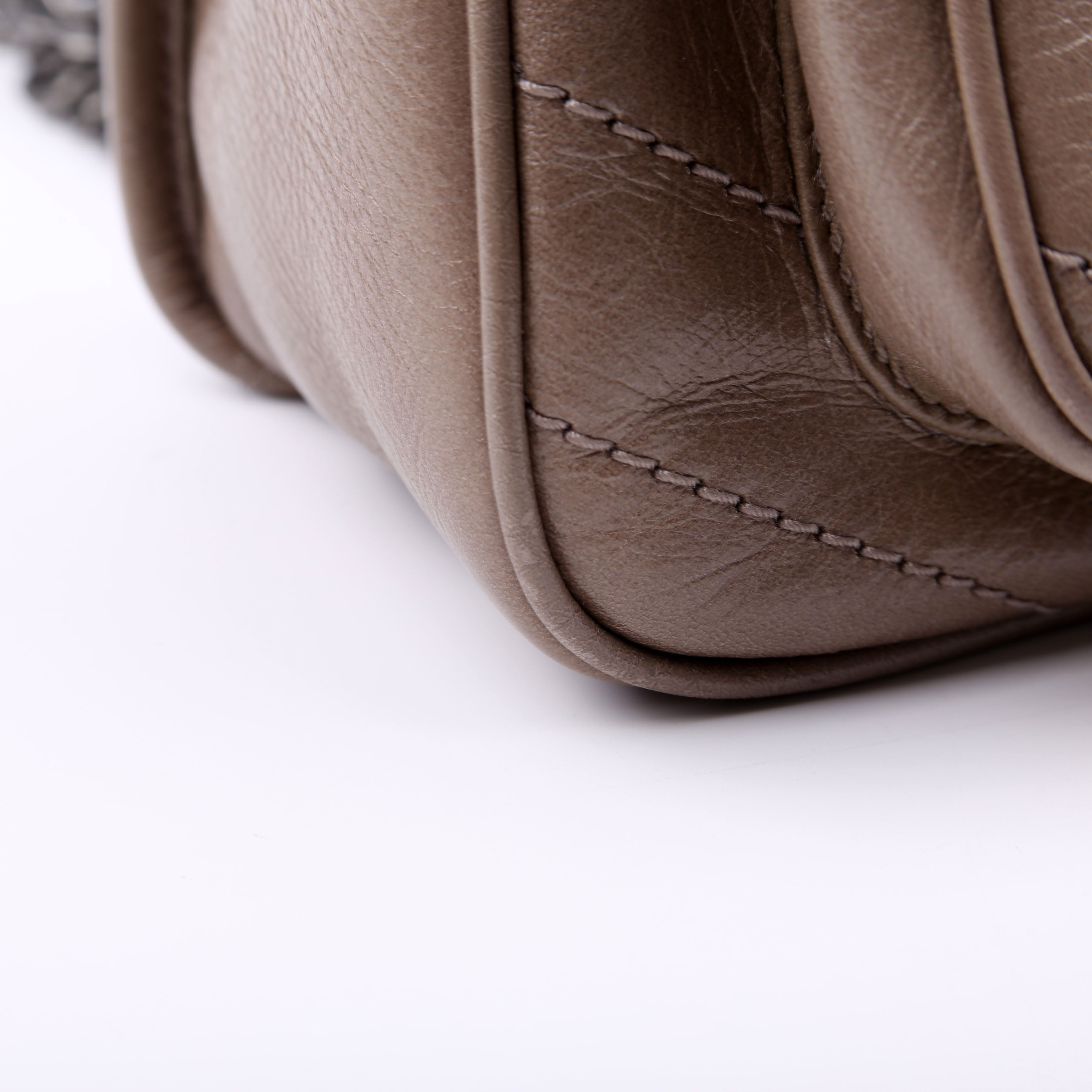 Niki medium Crinkle Leather Taupe