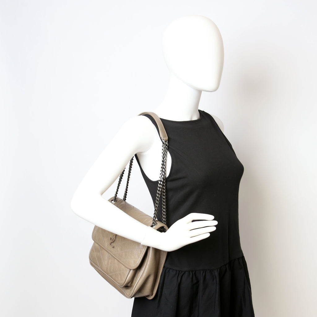 Niki medium Crinkle Leather Taupe