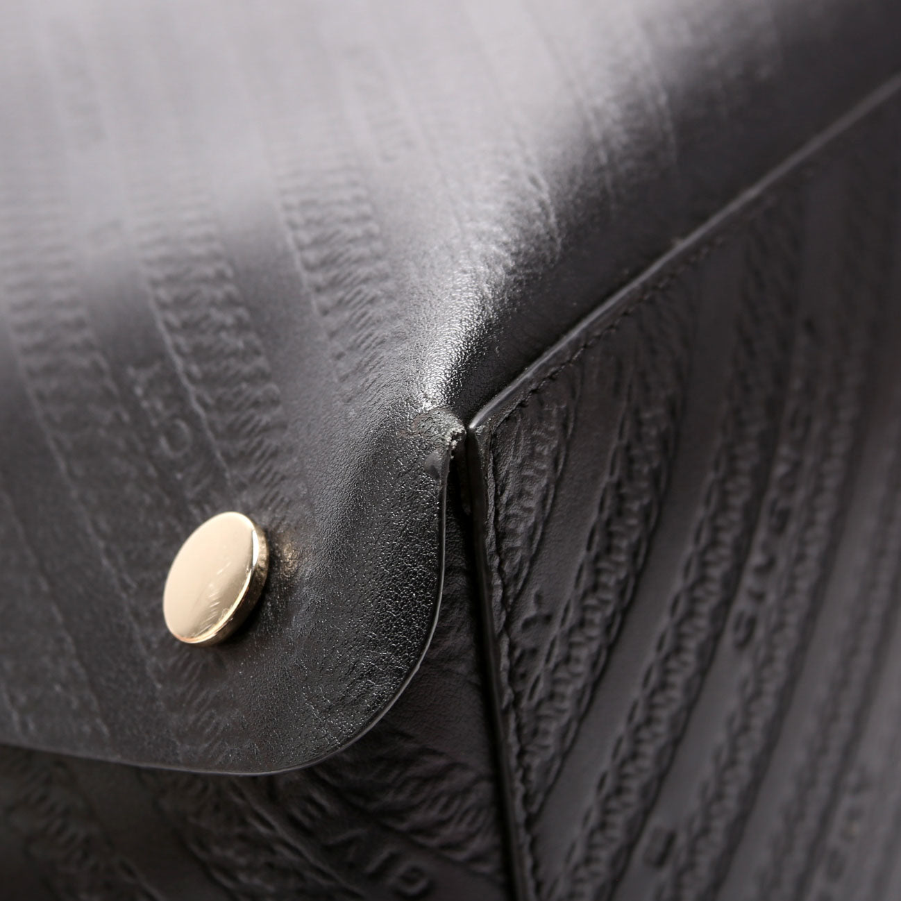 Chain Emb Bond Shopper Medium Calfskin Black