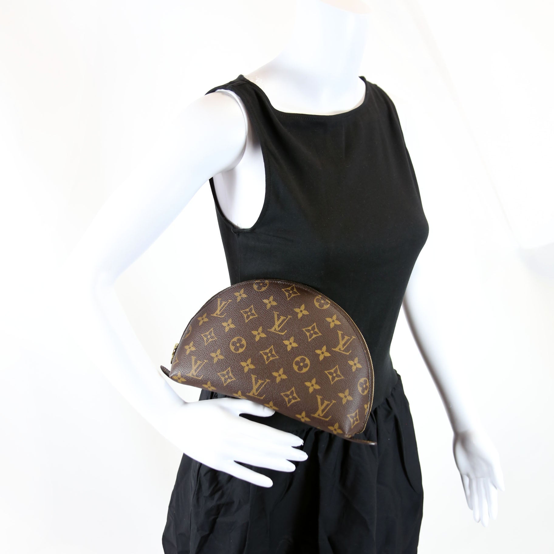 Trousse Demi Ronde Monogram 23