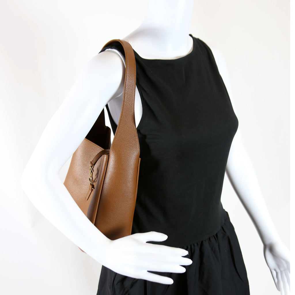 713938 Le 5 A 7 Supple Small Hobo Brown