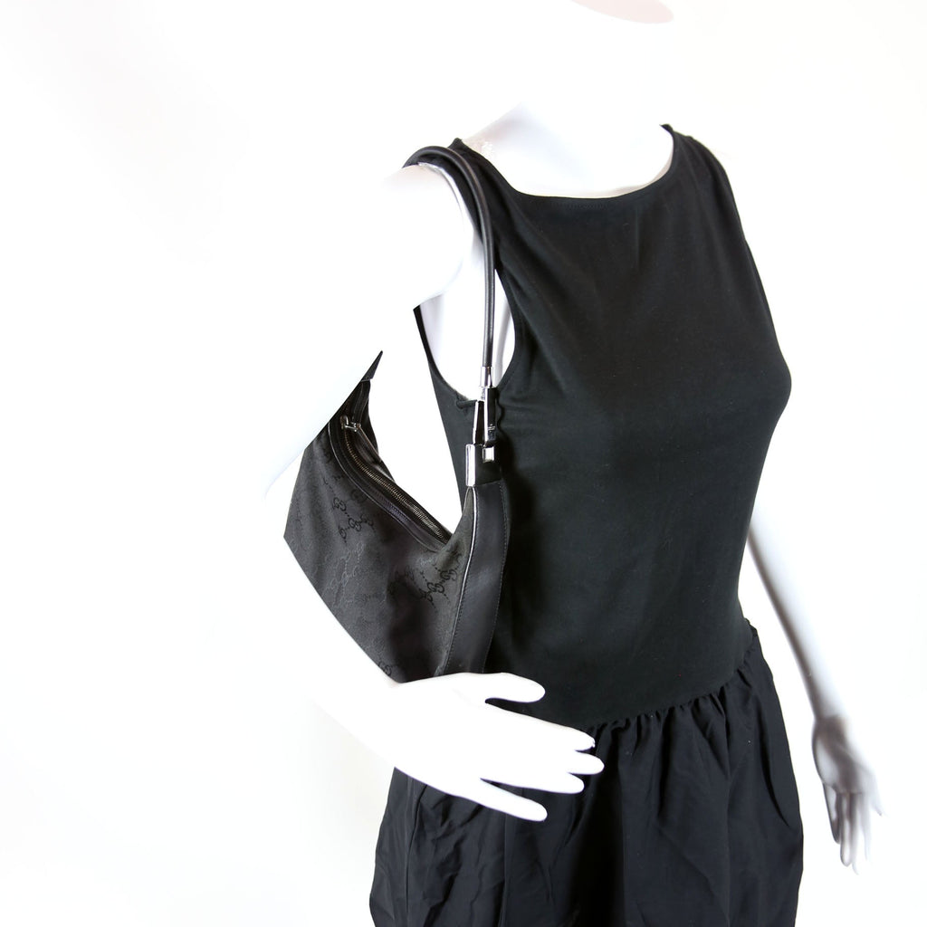 01233 GG Canvas Small Clasp Hobo Black