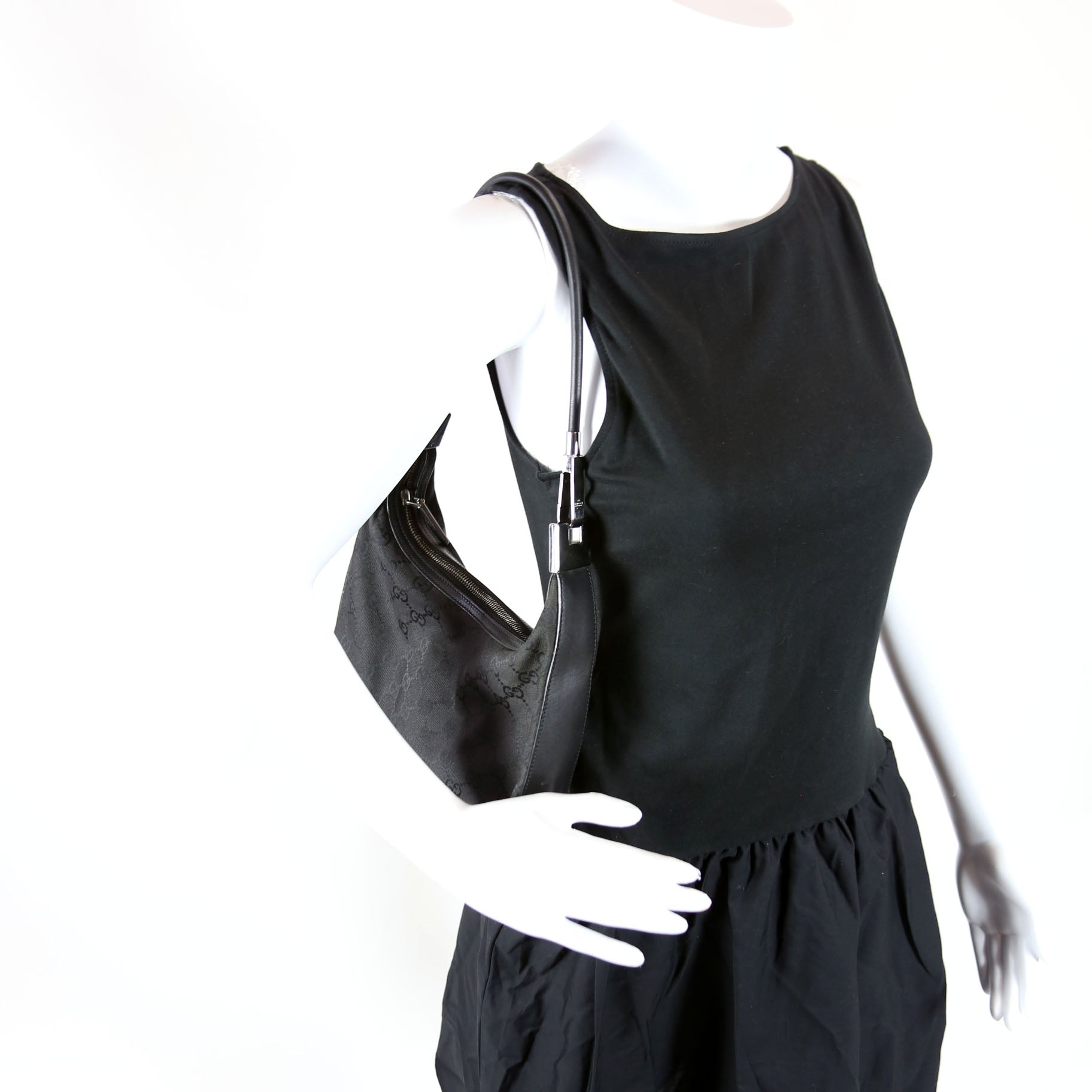 01233 GG Canvas Small Clasp Hobo Black