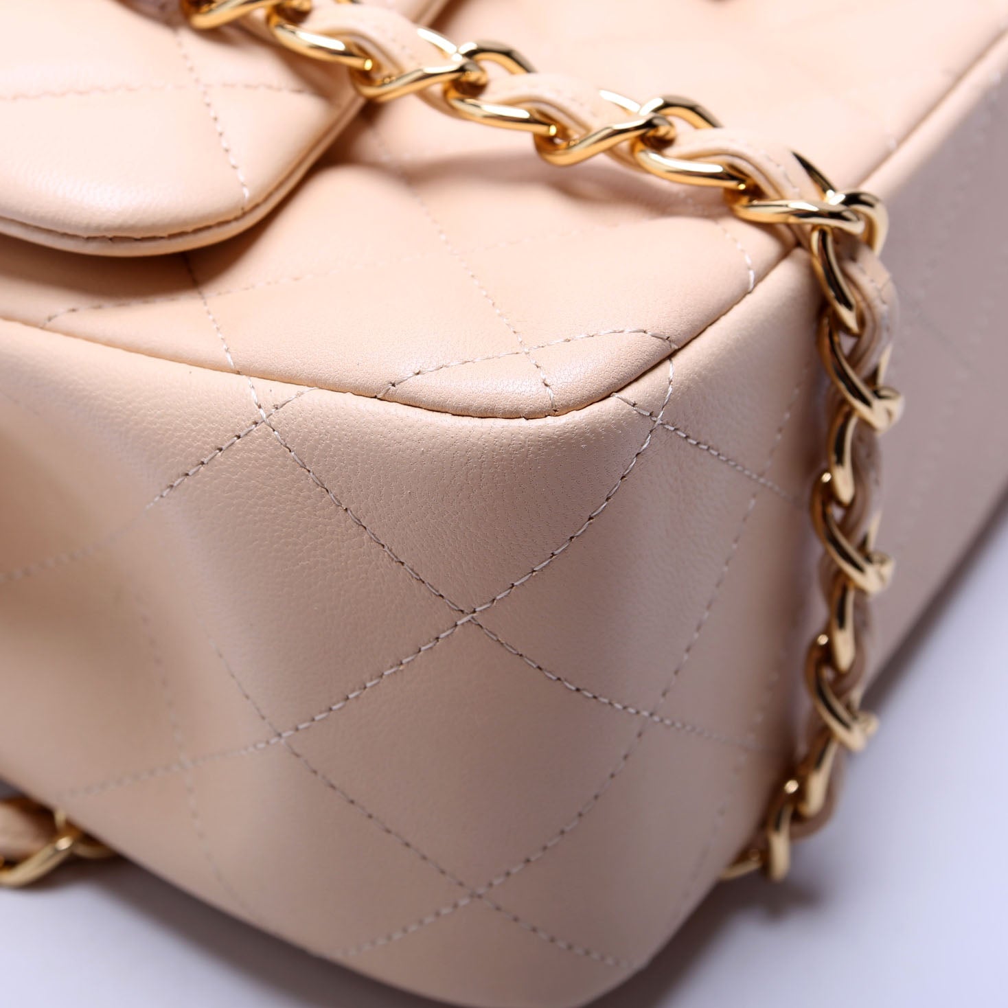 Classic Flap Jumbo Lambskin 24M Cream