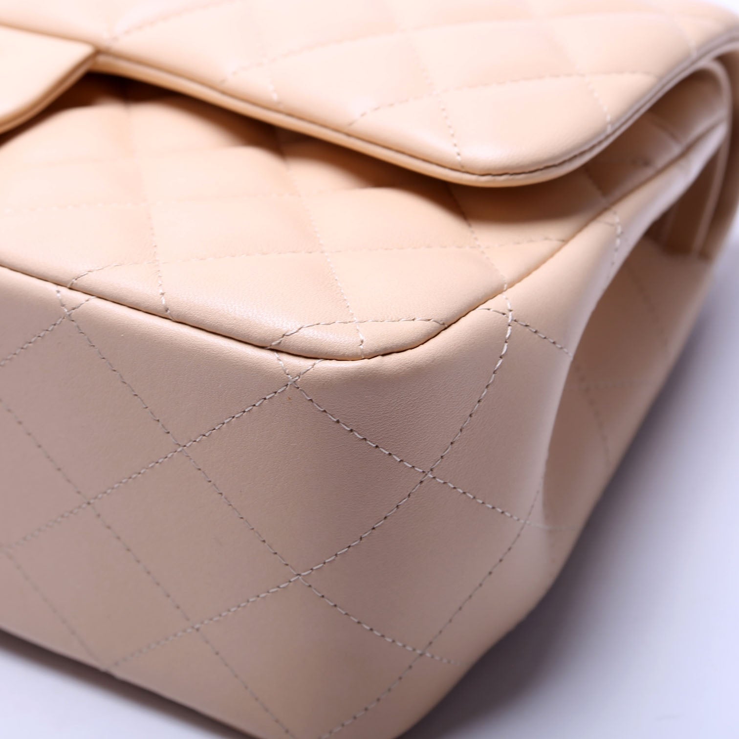 Classic Flap Jumbo Lambskin 24M Cream