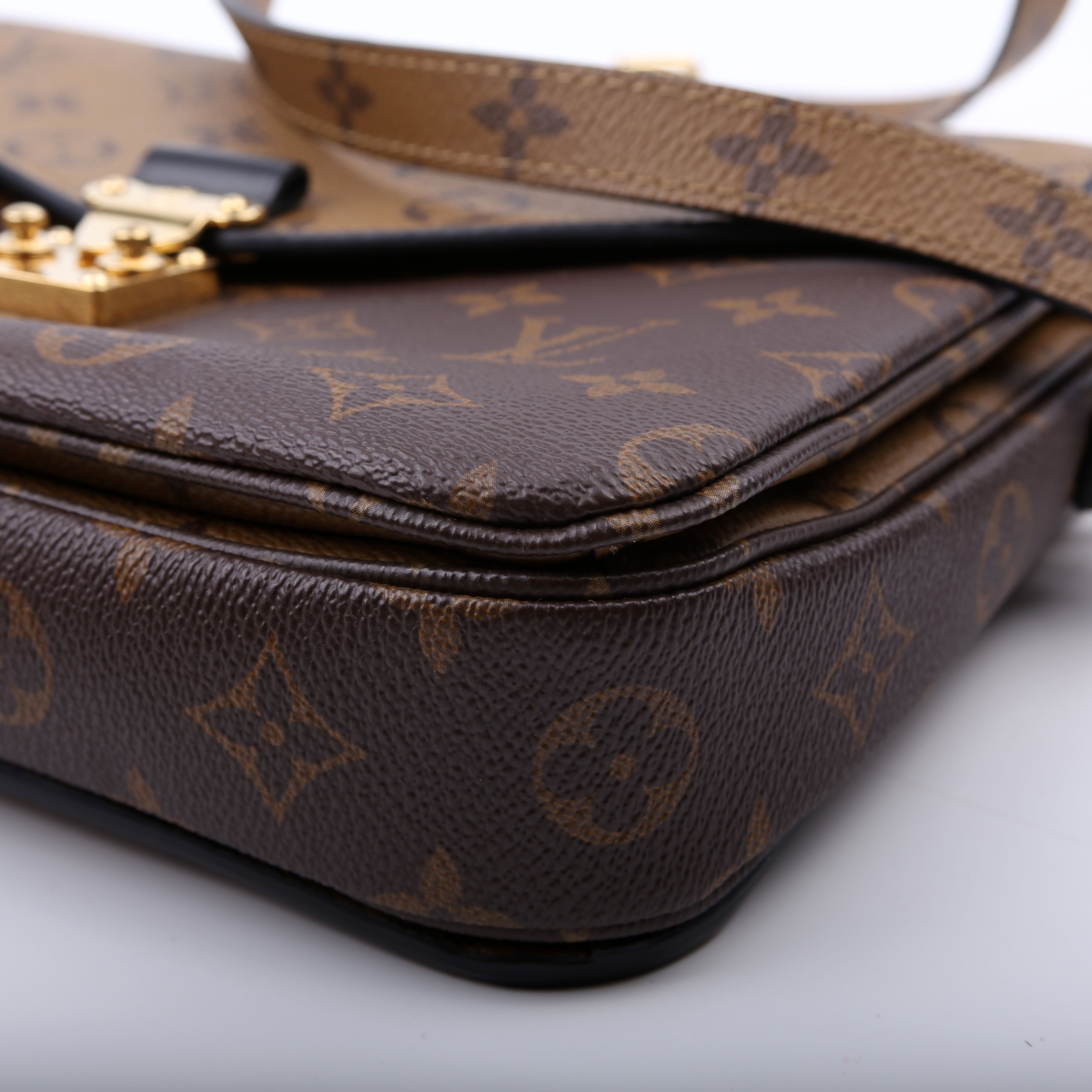 Pochette Metis Reverse Monogram