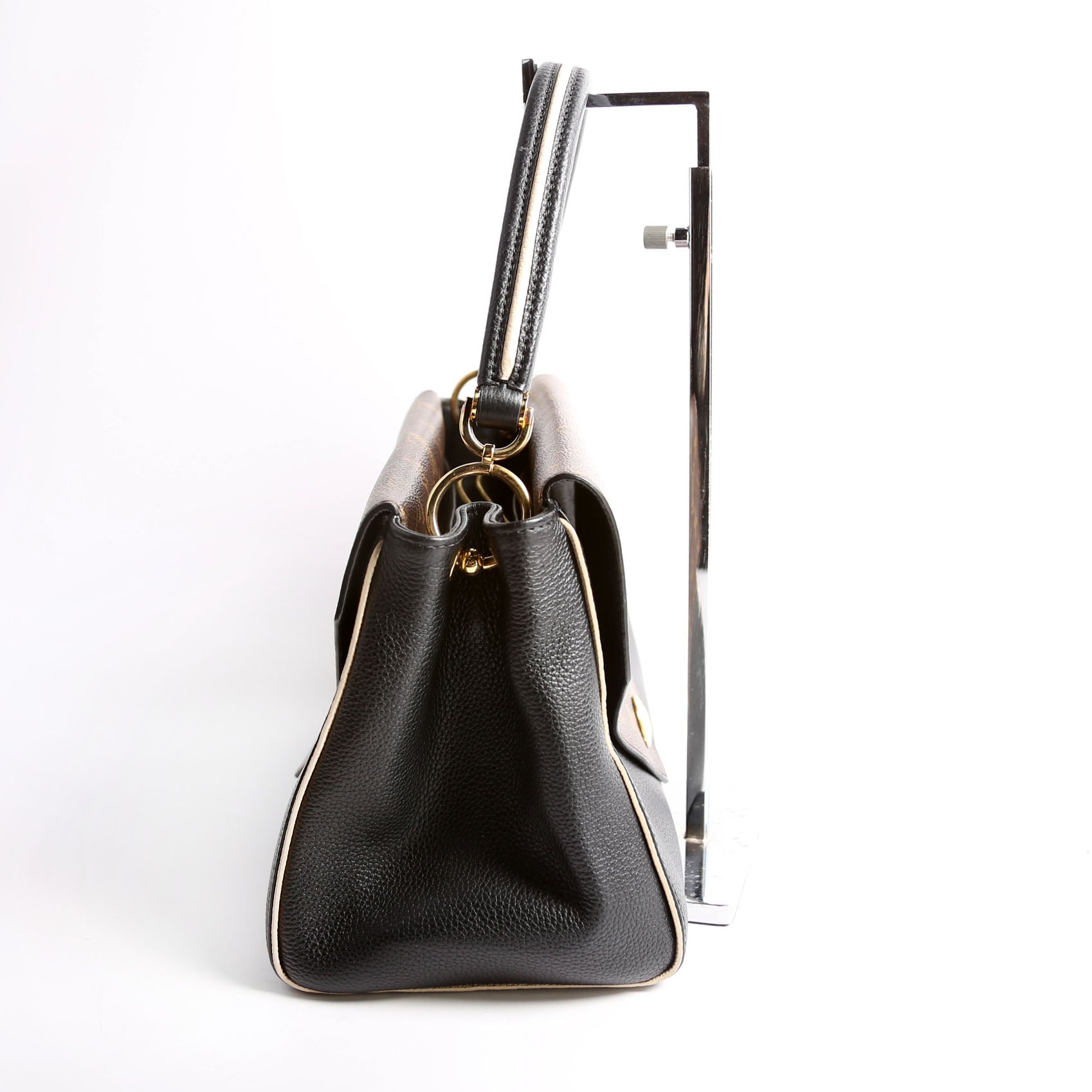 Double V Leather Black