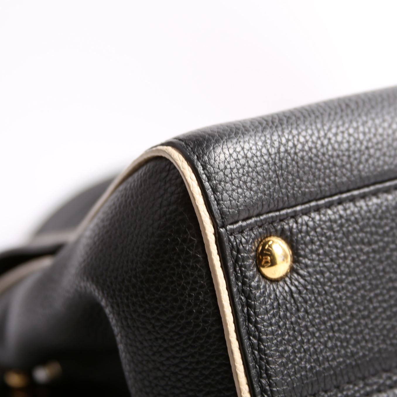 Double V Leather Black