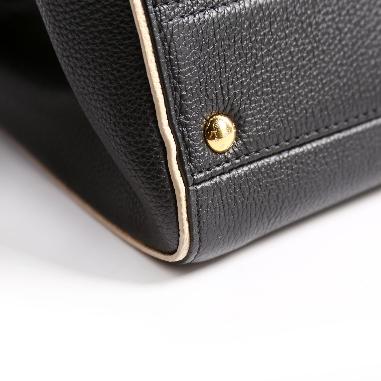 Double V Leather Black