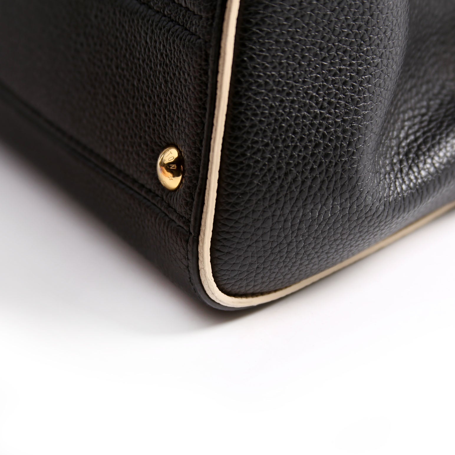 Double V Leather Black