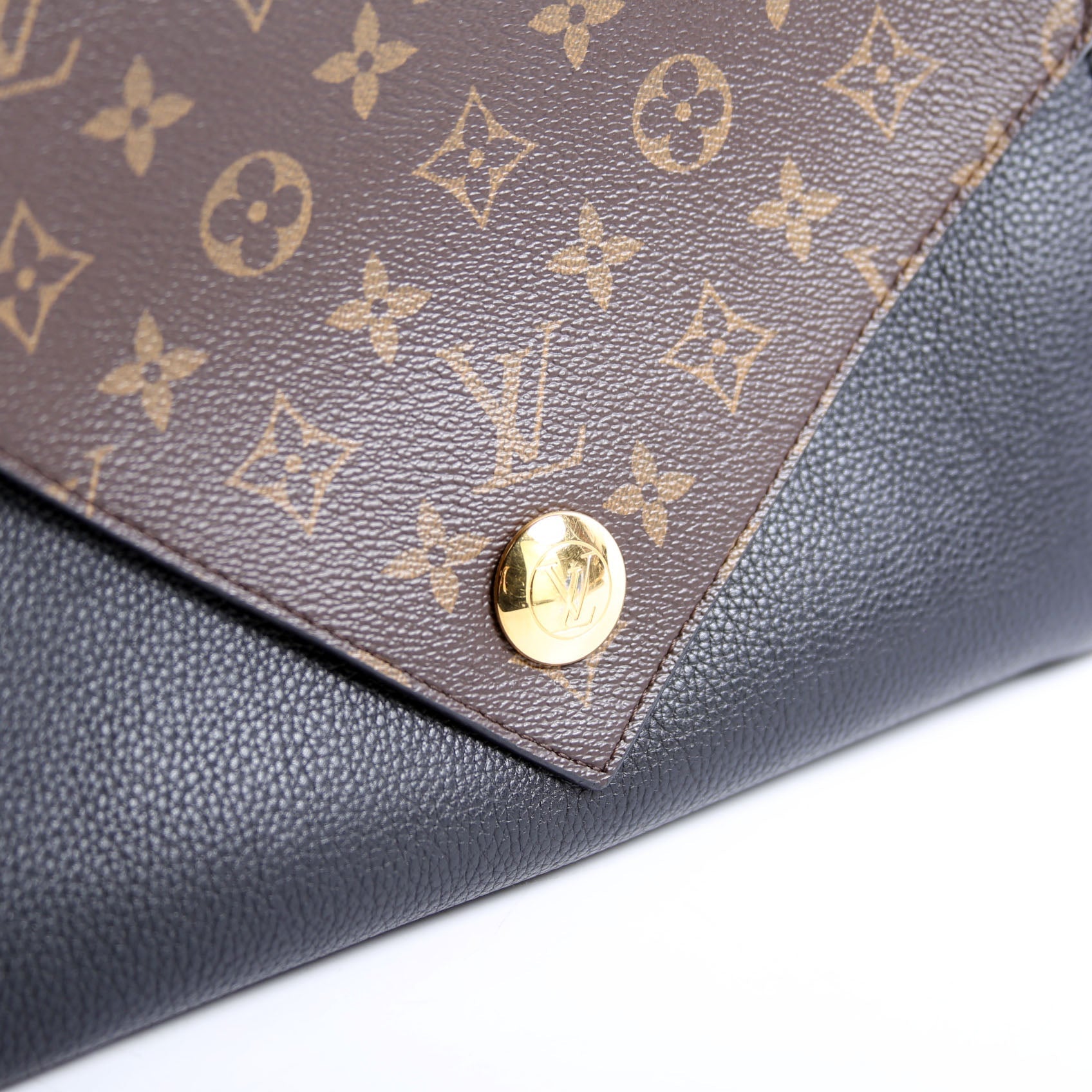 Double V Leather Black