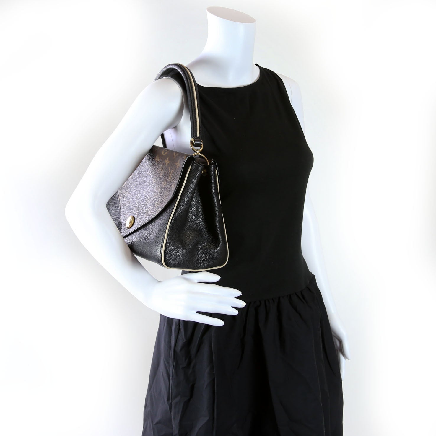 Double V Leather Black