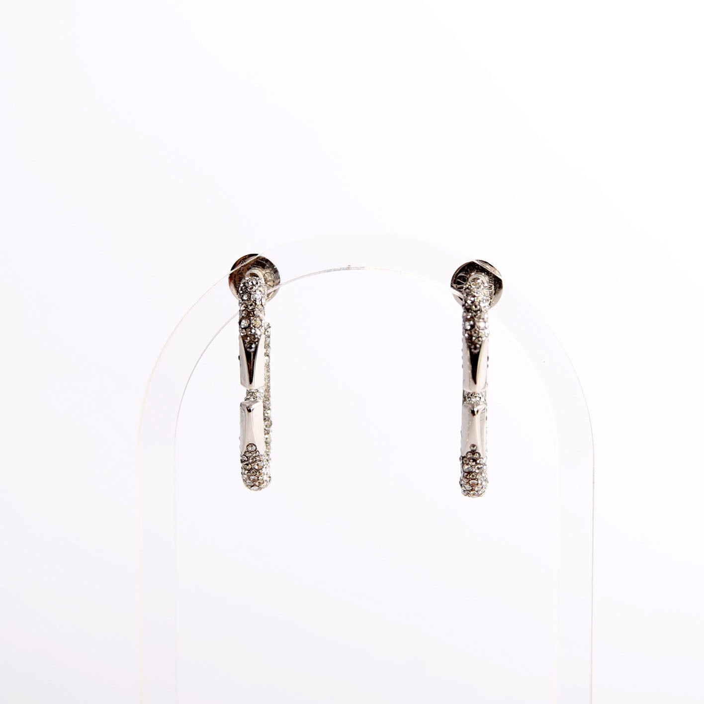 V Logo Bold Edition Crystal Earrings Silver