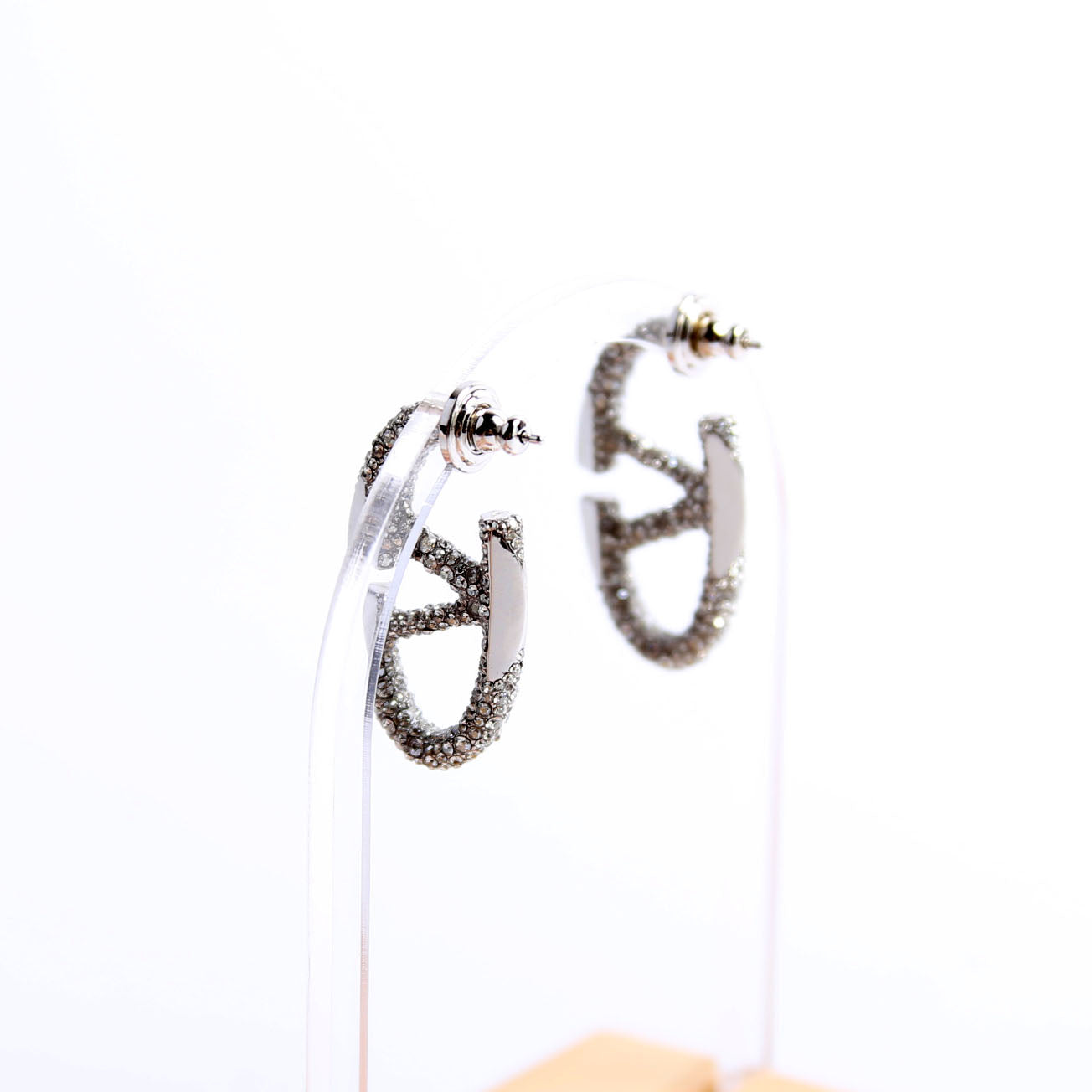 V Logo Bold Edition Crystal Earrings Silver