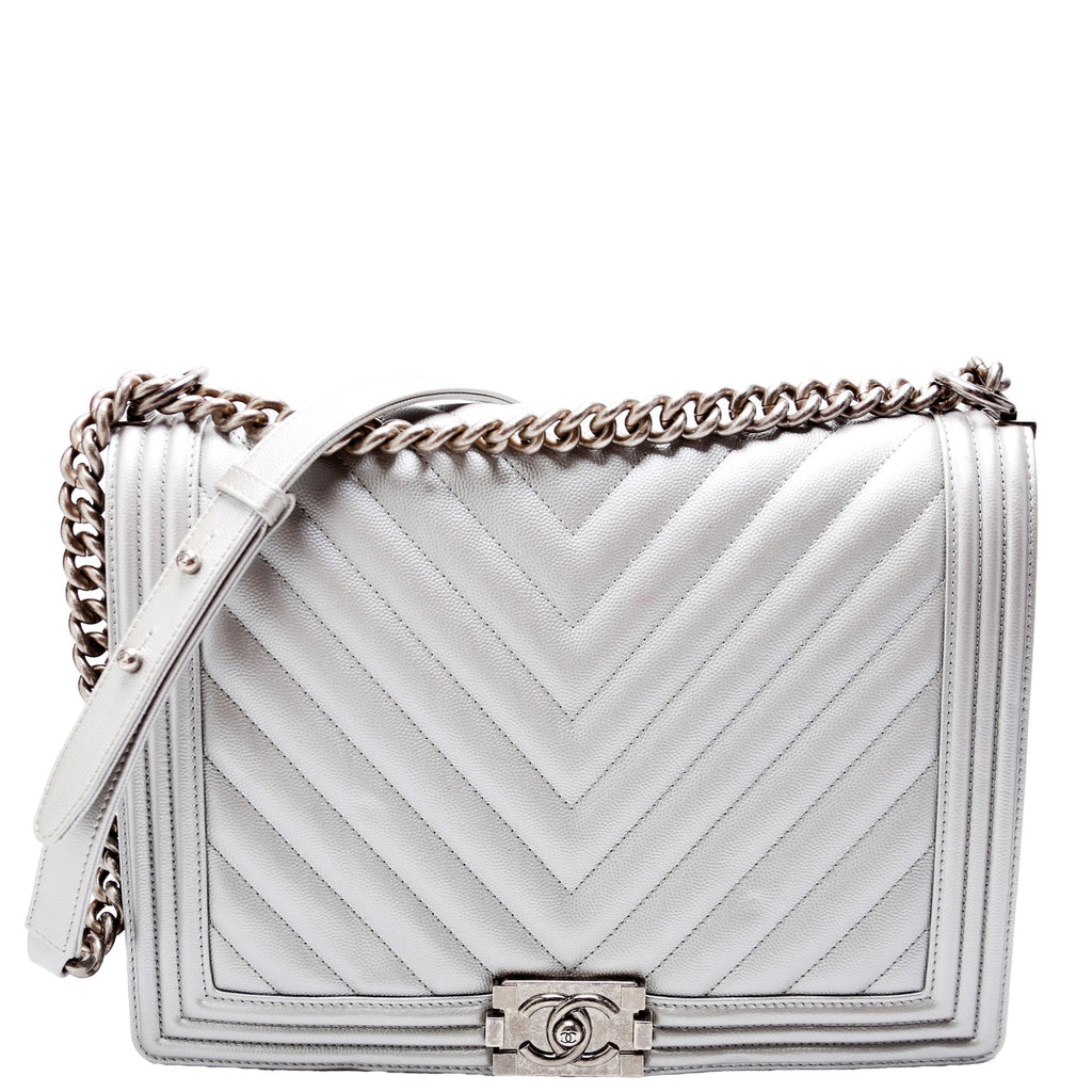 Boy Flap Medium Old Chevron Caviar 21-25M Silver