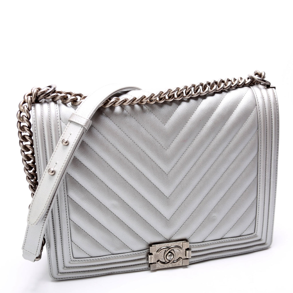 Boy Flap Medium Old Chevron Caviar 21-25M Silver