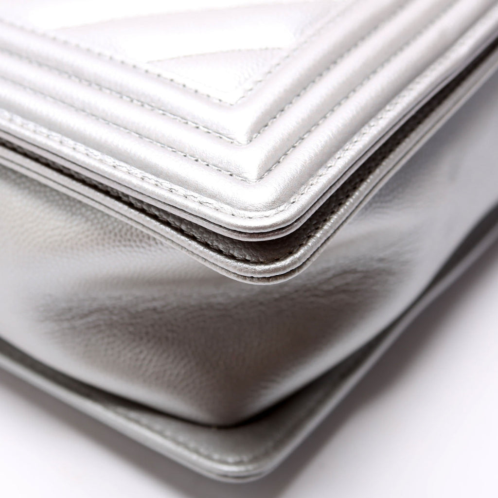 Boy Flap Medium Old Chevron Caviar 21-25M Silver