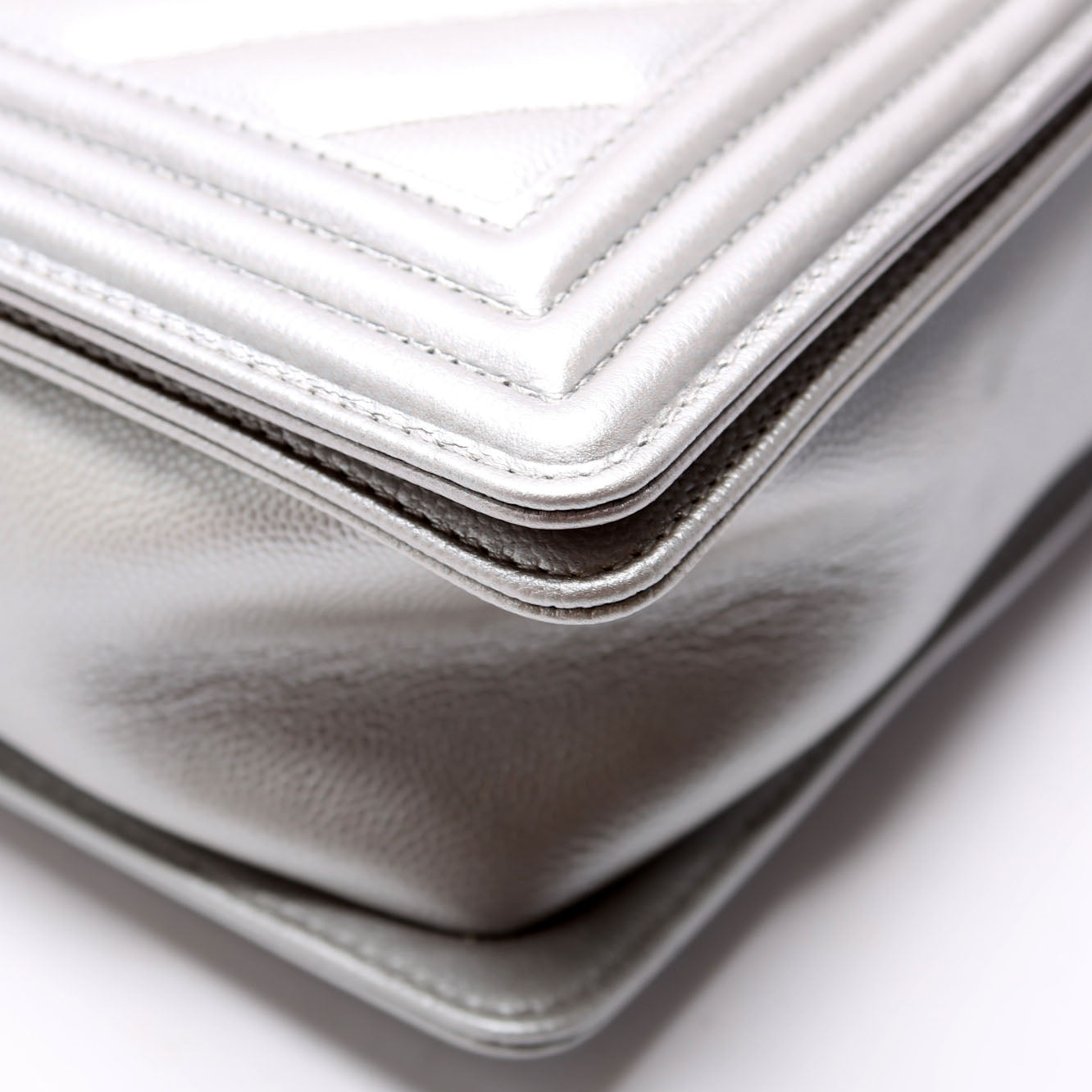 Boy Flap Medium Old Chevron Caviar 21-25M Silver