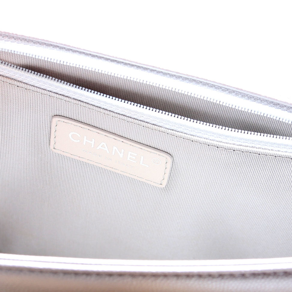 Boy Flap Medium Old Chevron Caviar 21-25M Silver