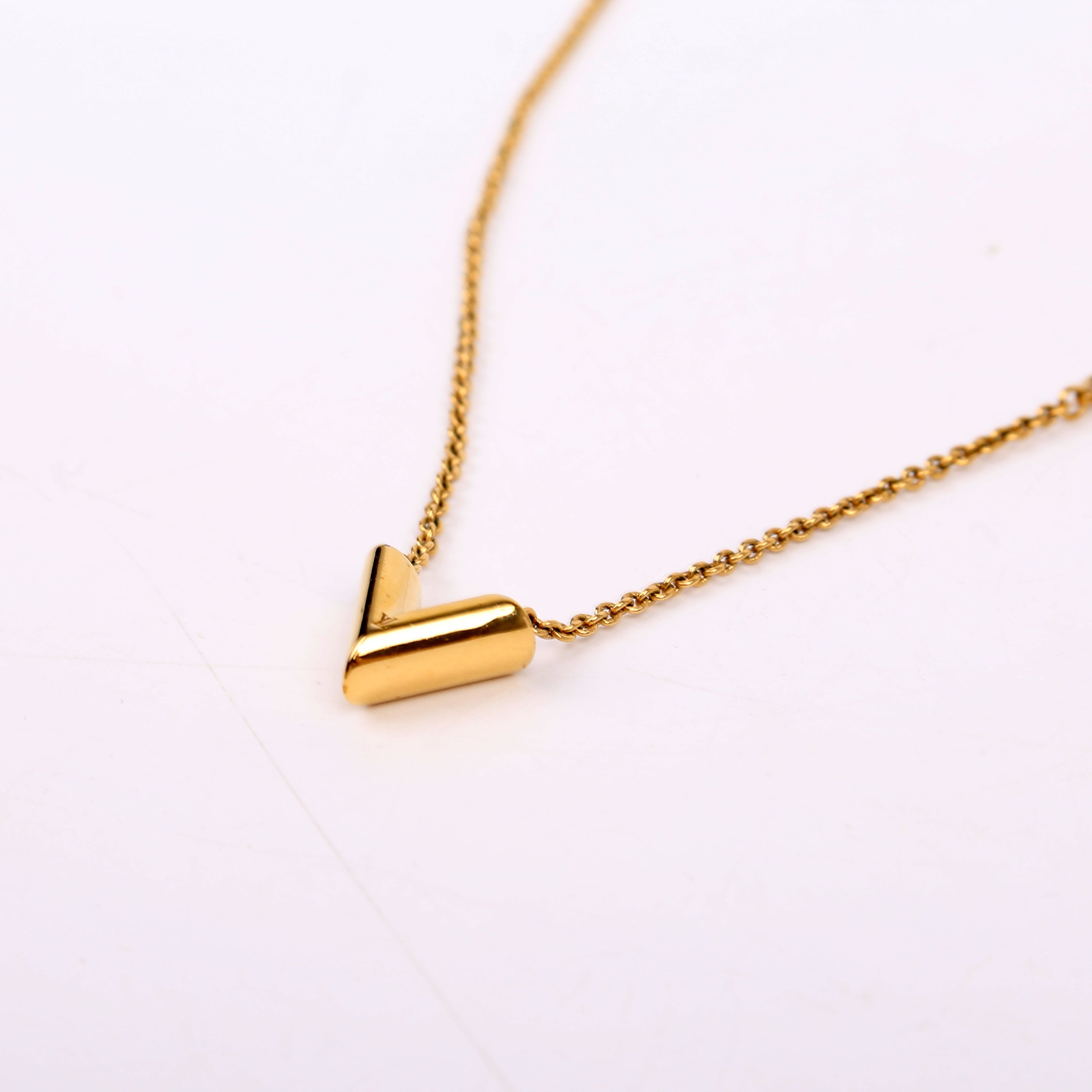 Essential V Necklace Gold