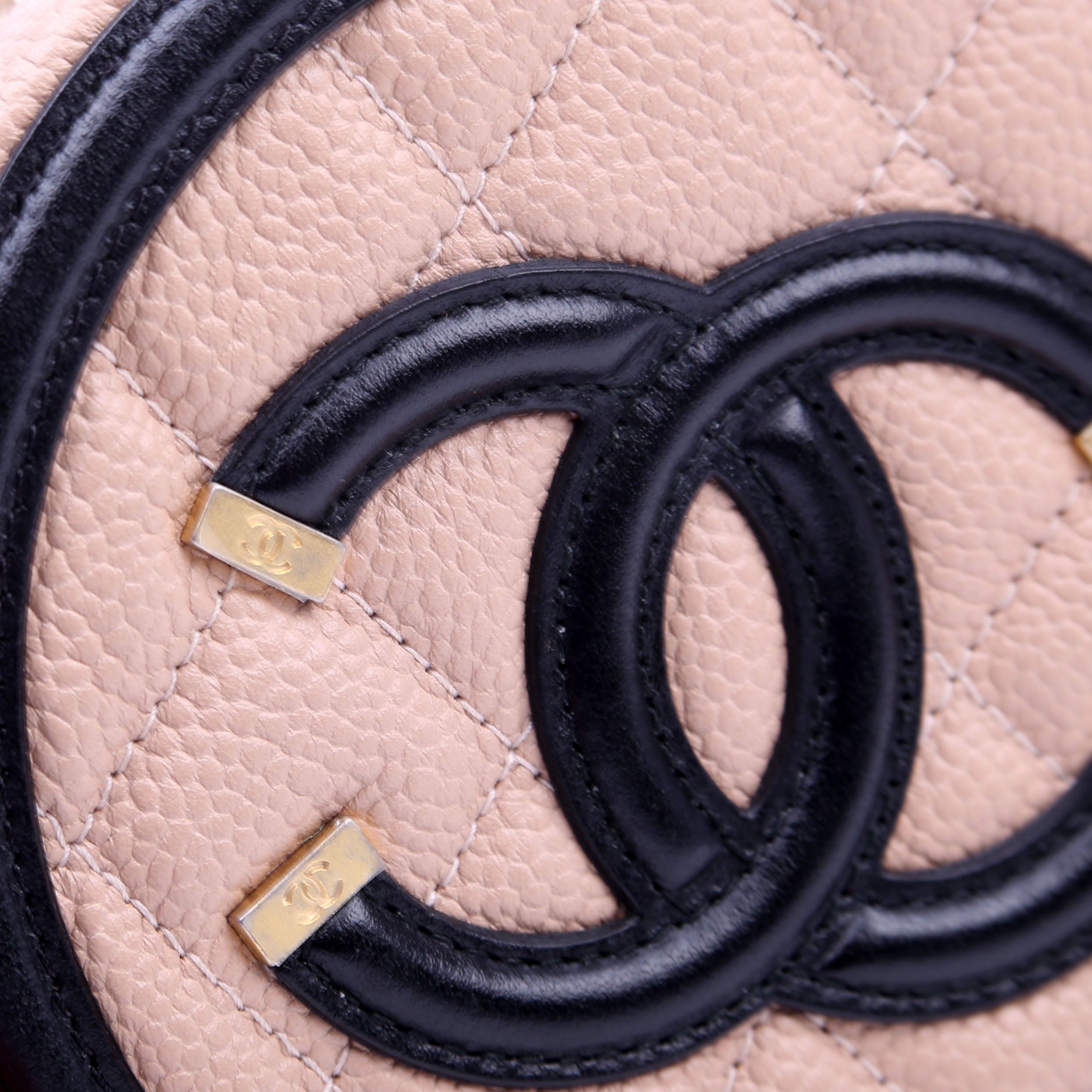 Filigree Round Crossbody Caviar 26M Nude/Black