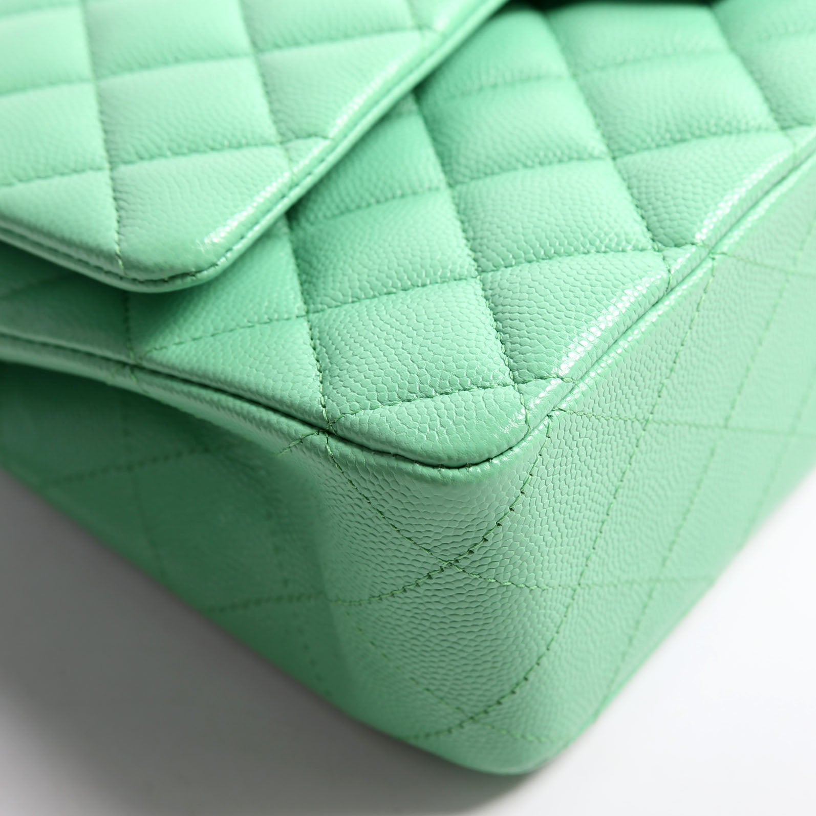 Classic Flap Medium Caviar 31M Green