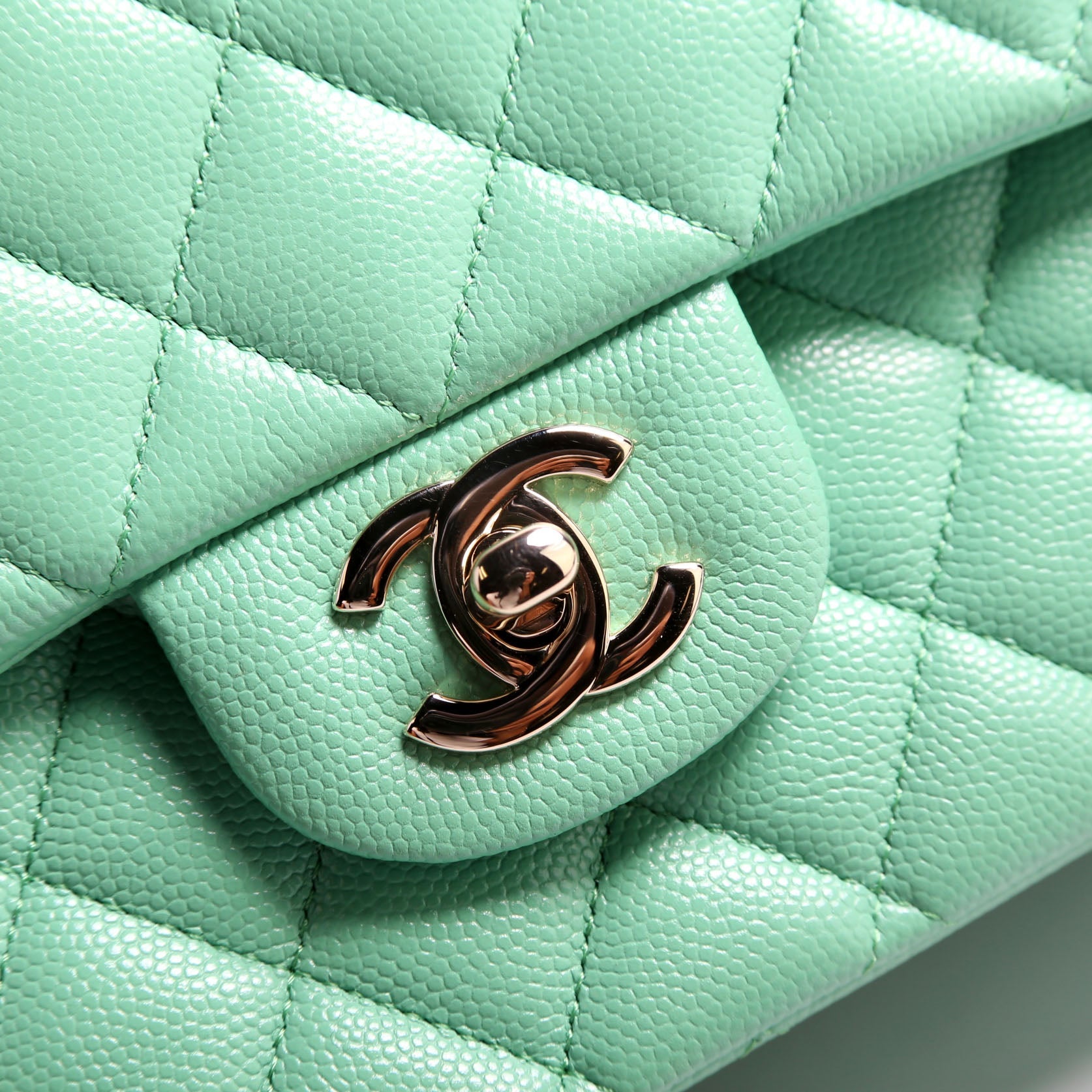 Classic Flap Medium Caviar 31M Green